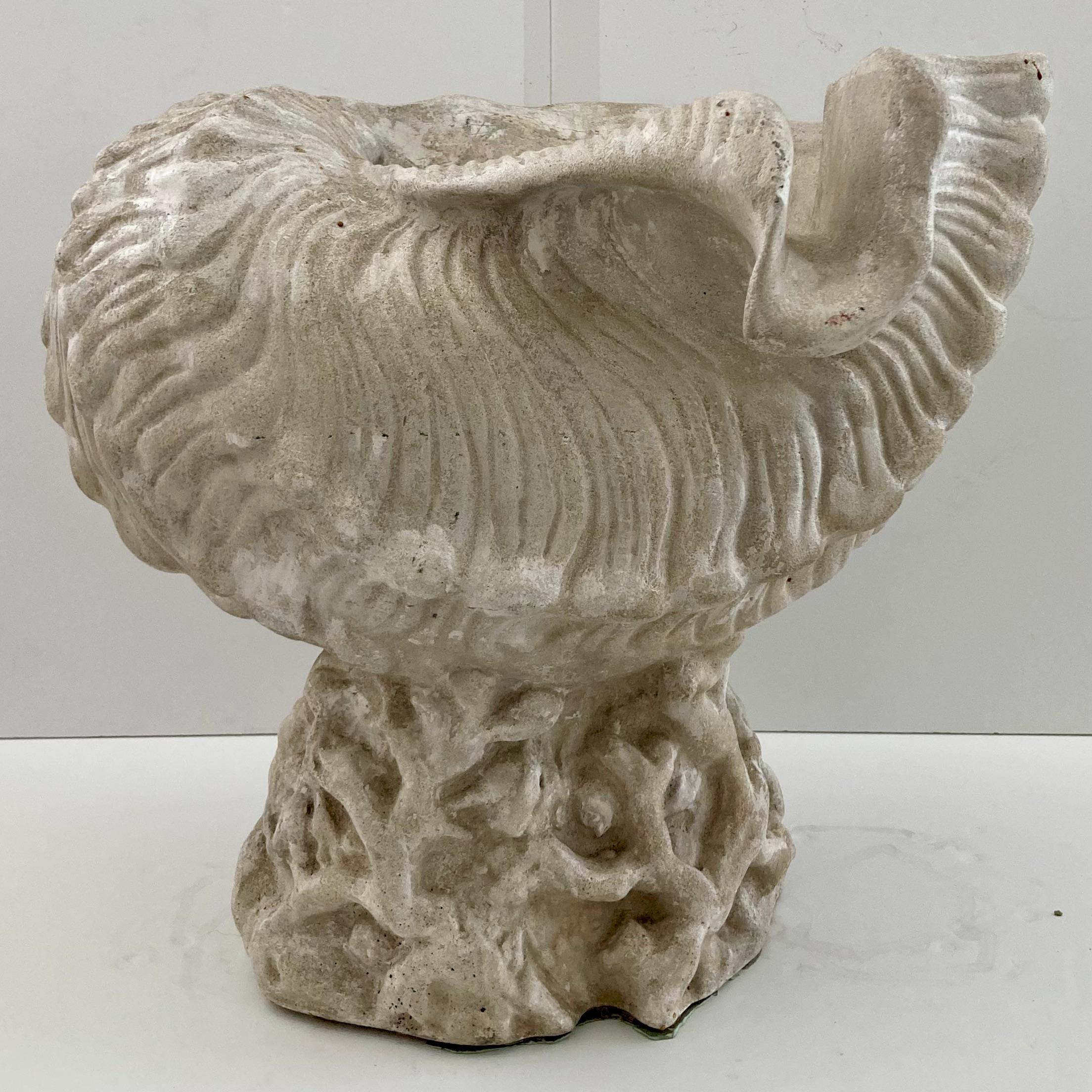 Michael Taylor Gegossene Muschelgrotten-Urne aus Stein im Zustand „Gut“ im Angebot in Los Angeles, CA