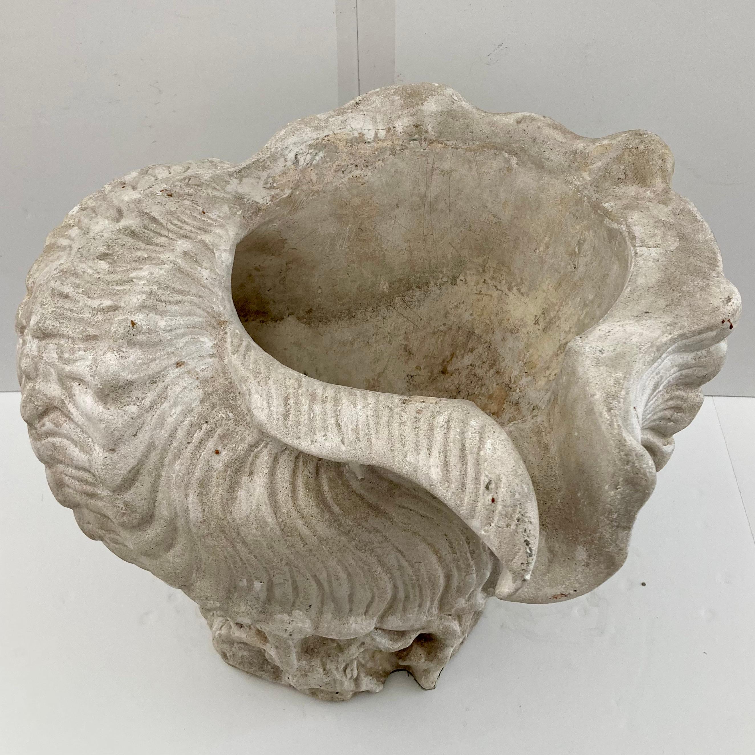 Michael Taylor Gegossene Muschelgrotten-Urne aus Stein im Angebot 1