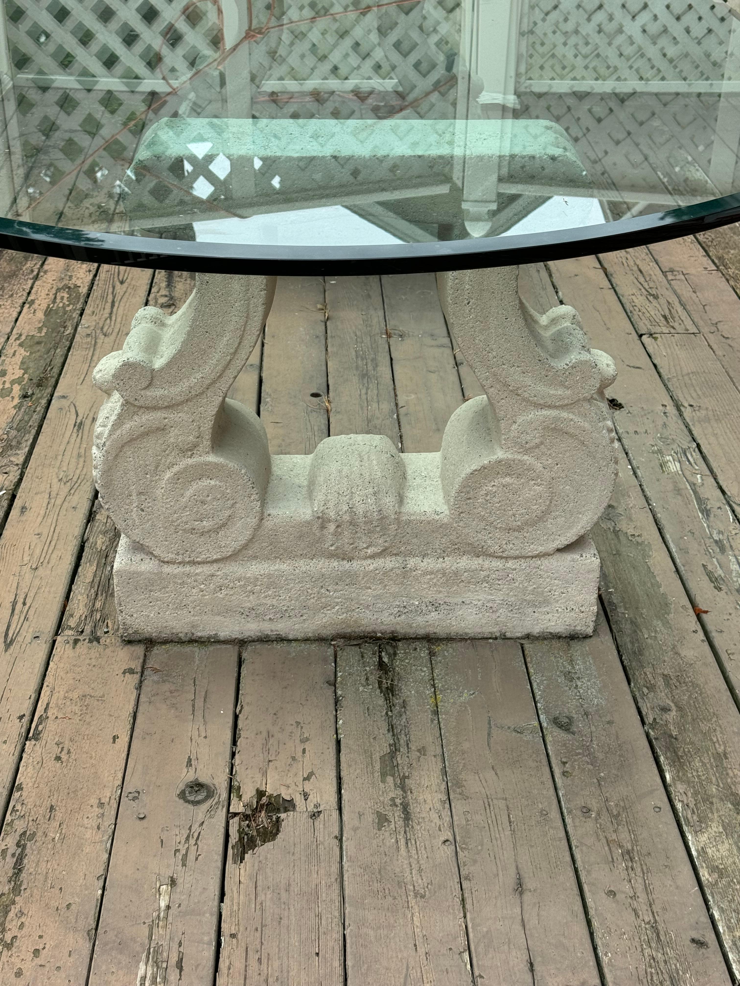 Michael Taylor Designs - Mesa de Comedor Bases de Lira de Piedra Fundida y Tapa Ovalada de Cristal en venta 3