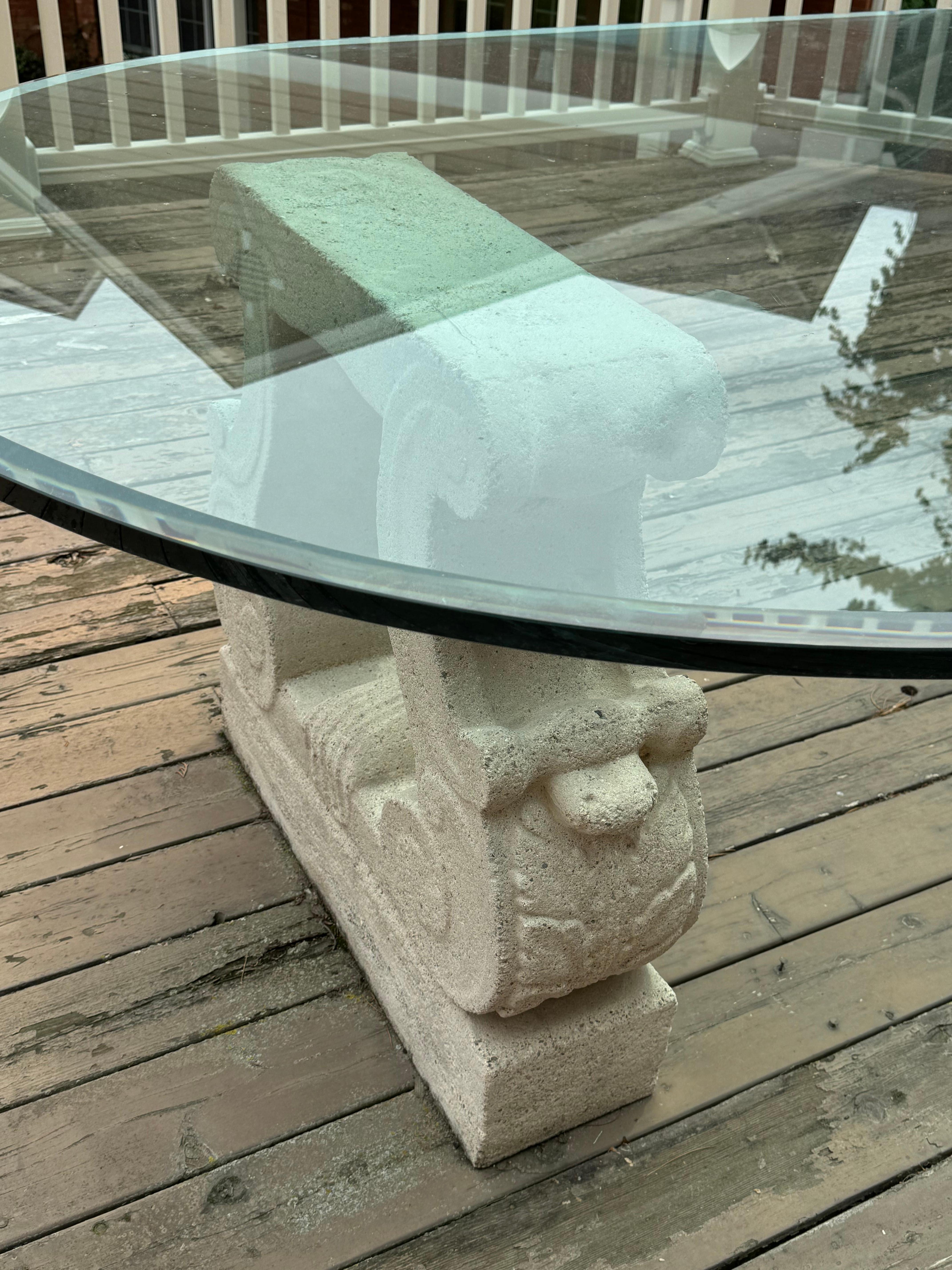 Michael Taylor Designs - Mesa de Comedor Bases de Lira de Piedra Fundida y Tapa Ovalada de Cristal en venta 6