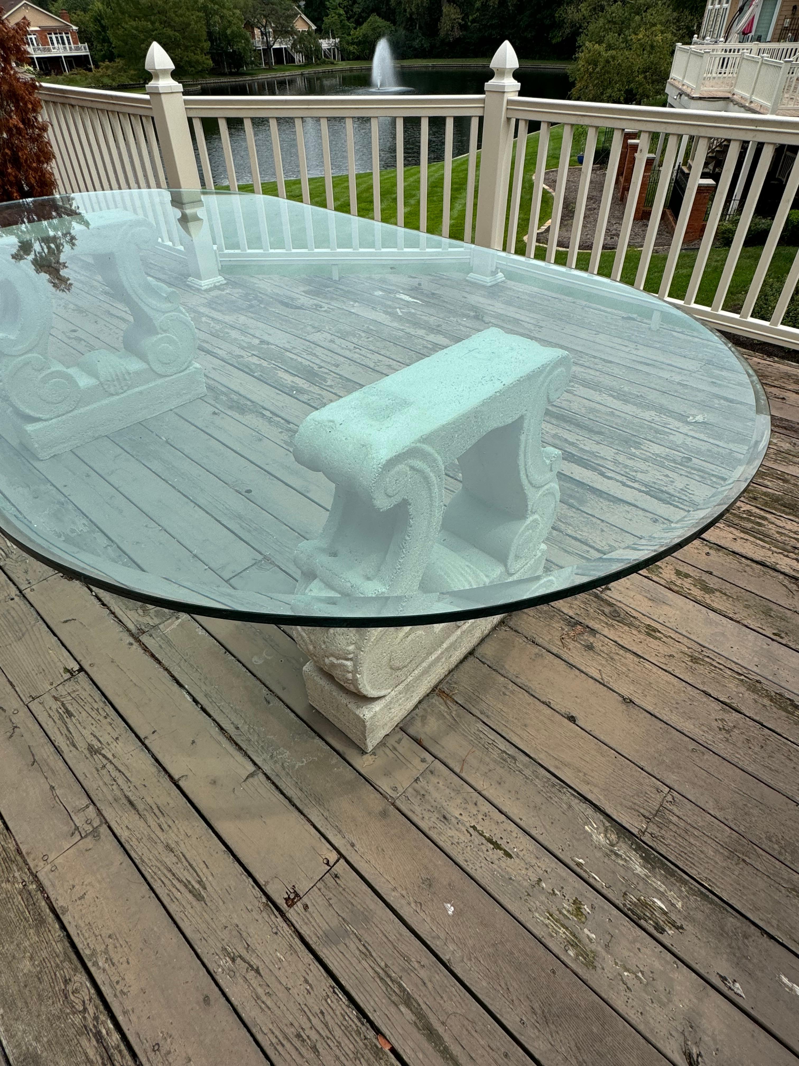 Michael Taylor Designs - Mesa de Comedor Bases de Lira de Piedra Fundida y Tapa Ovalada de Cristal en venta 8