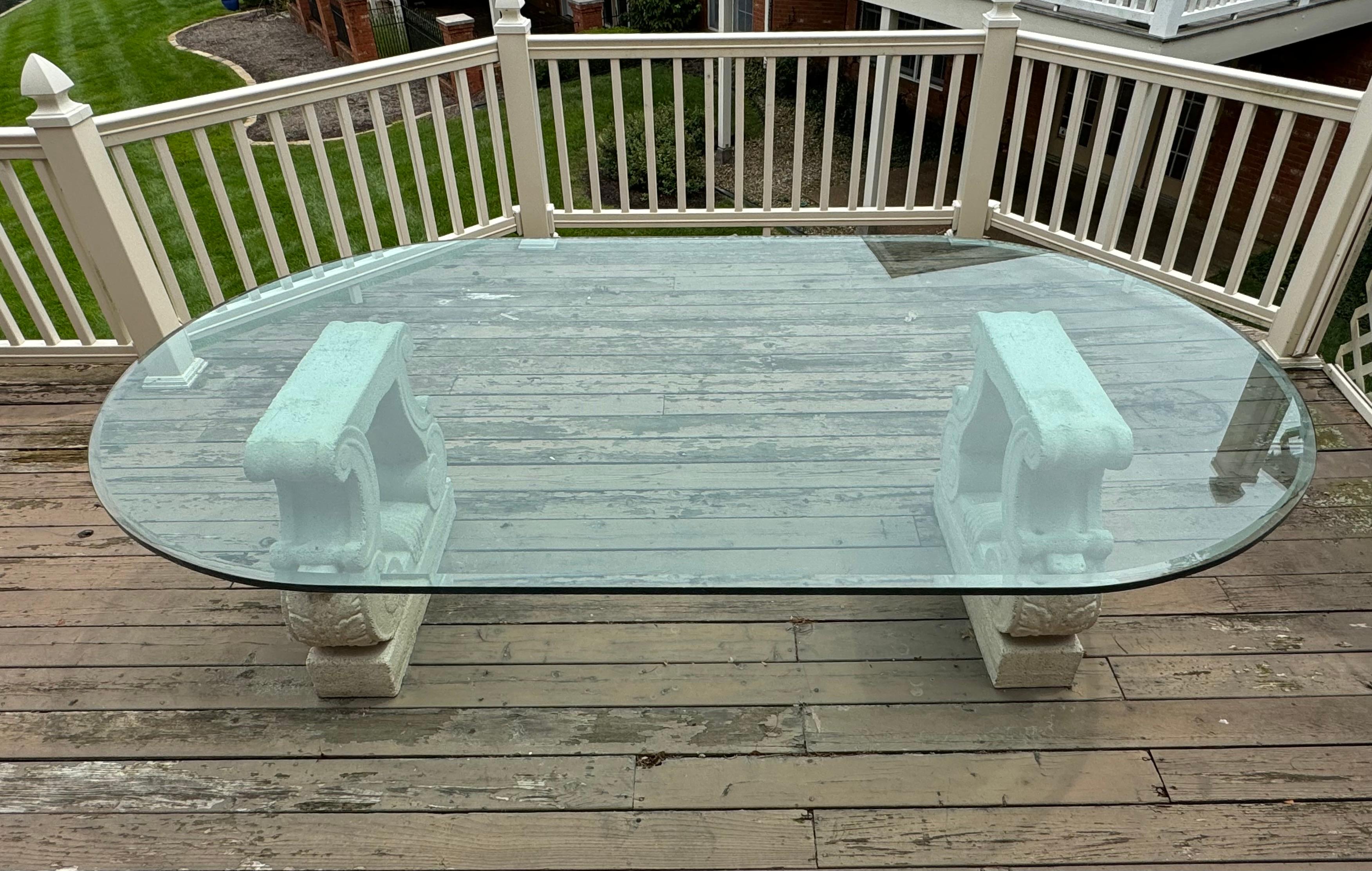 Michael Taylor Designs - Mesa de Comedor Bases de Lira de Piedra Fundida y Tapa Ovalada de Cristal en venta 9