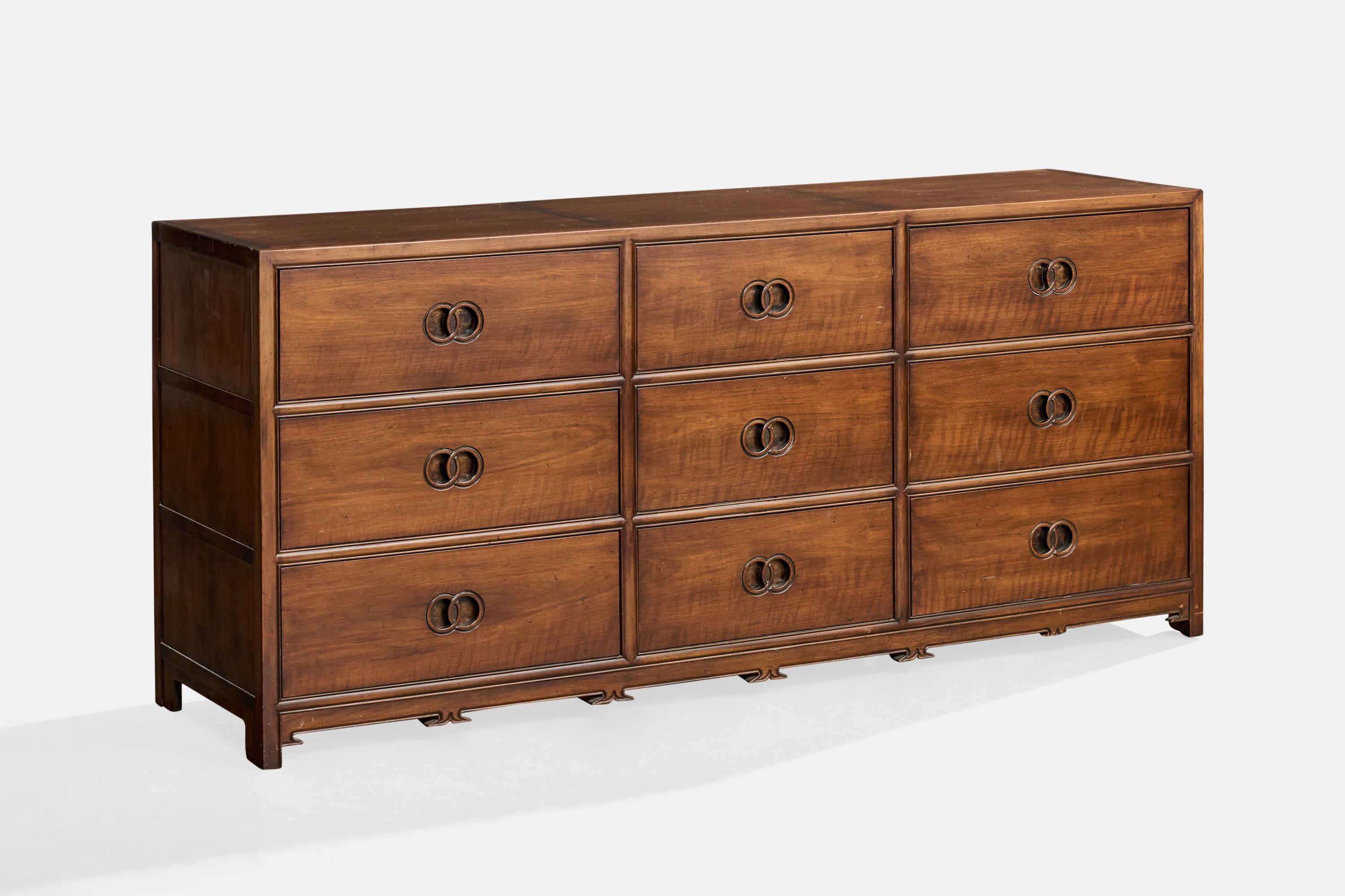 Comò in mogano tinto disegnato da Michael Taylor e prodotto da Baker Furniture, USA, anni '60 circa.

Piccole crepe sulla superficie superiore destra.

Graffi e imperfezioni dovute al normale utilizzo sono presenti sulla superficie del piano, sui