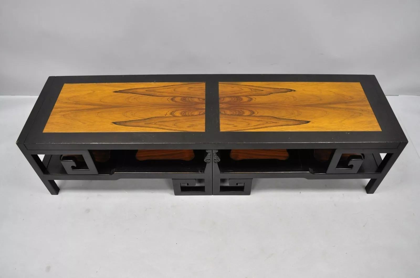 Table basse longue asiatique vintage Michael Taylor for By en palissandre noir avec clé grecque. L'article se caractérise par une construction en bois massif, un beau grain de bois, une étiquette Baker d'origine, un article vintage unique, un grand