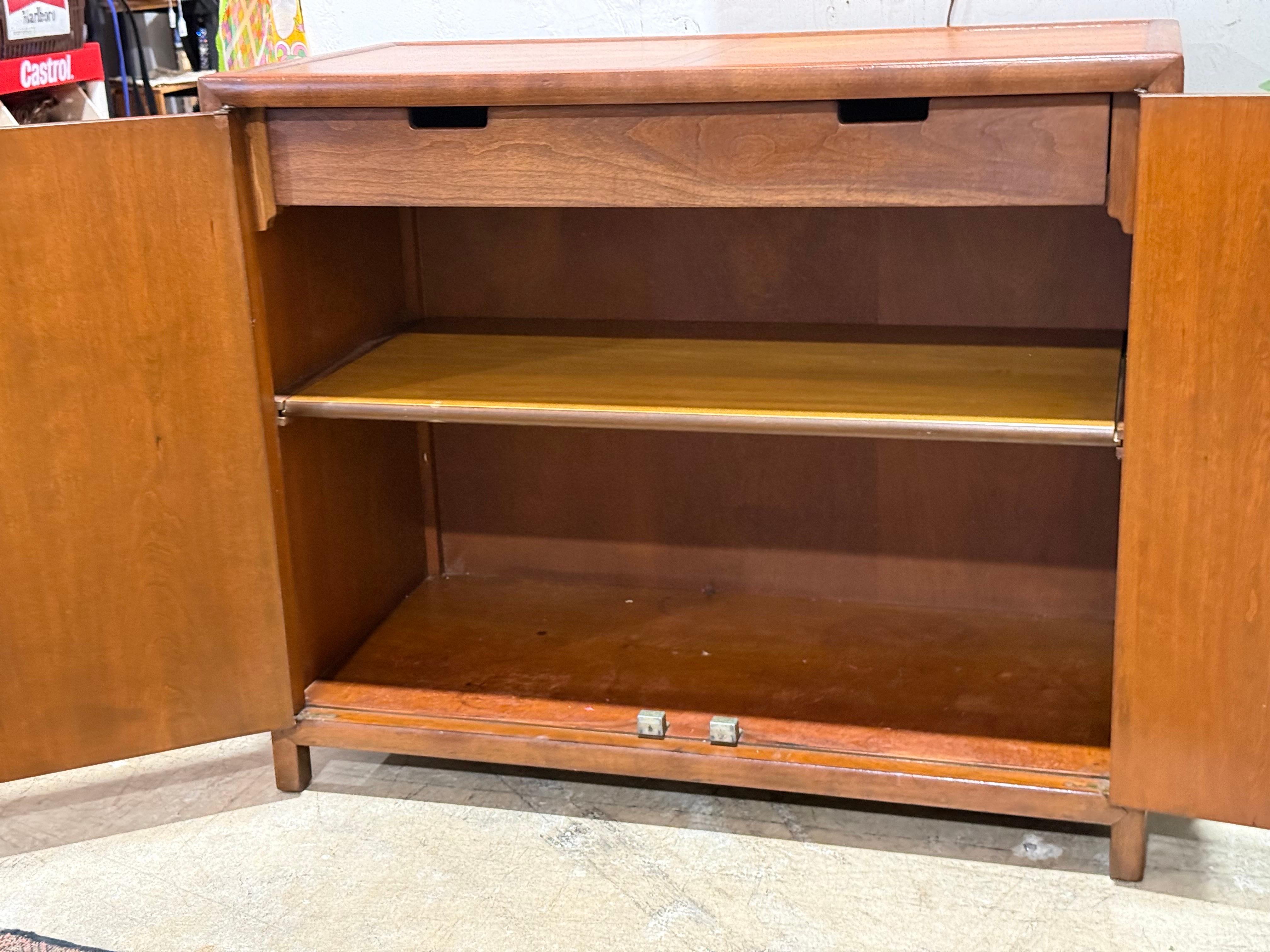 Michael Taylor para Baker - Armario Credenza - Colección Nuevo Mundo - Nogal 4