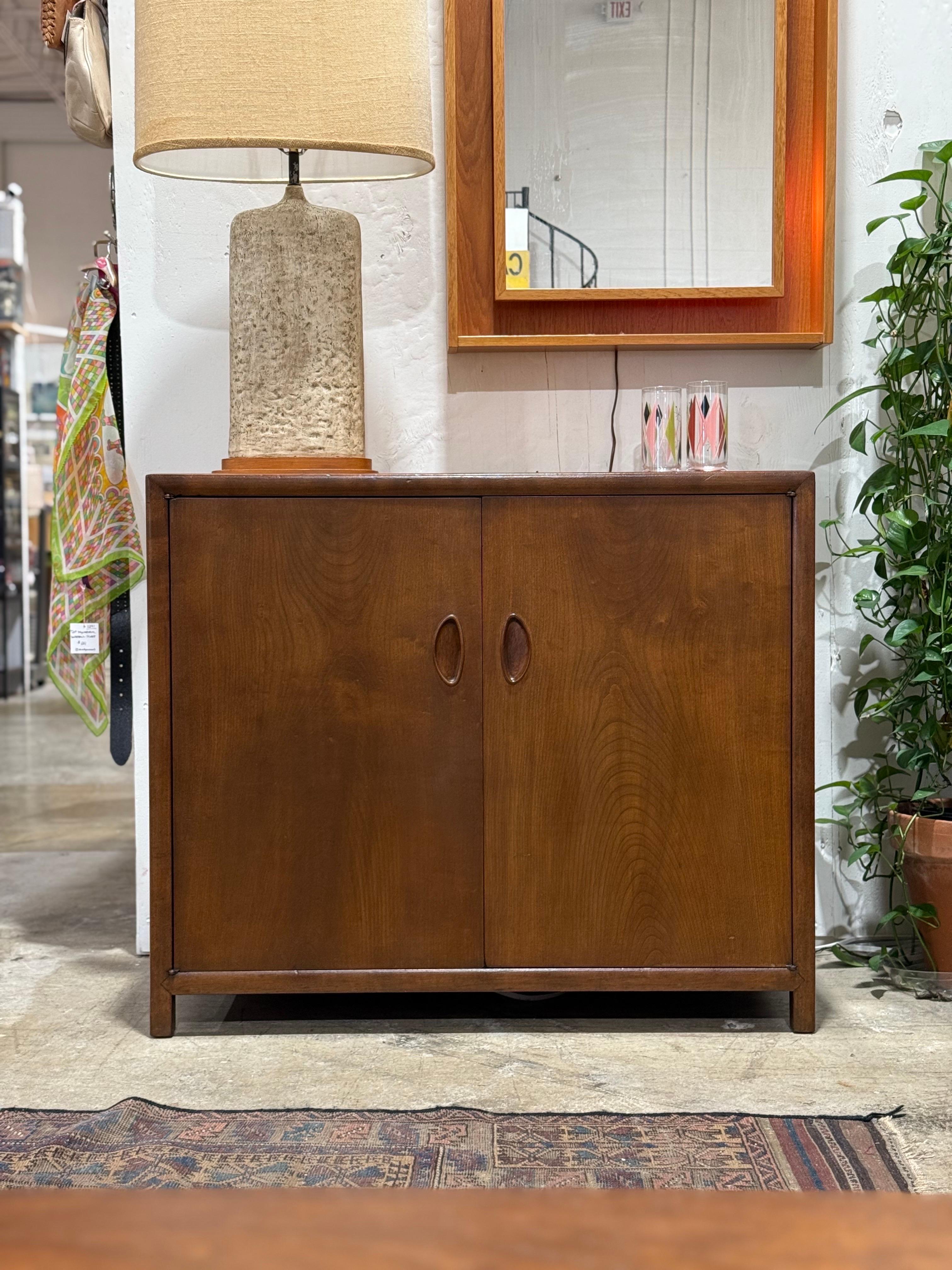 Exquisito aparador aparador de Michael Taylor para Baker Furniture, hacia principios de los años cincuenta. Forma parte de su emblemática Colección 