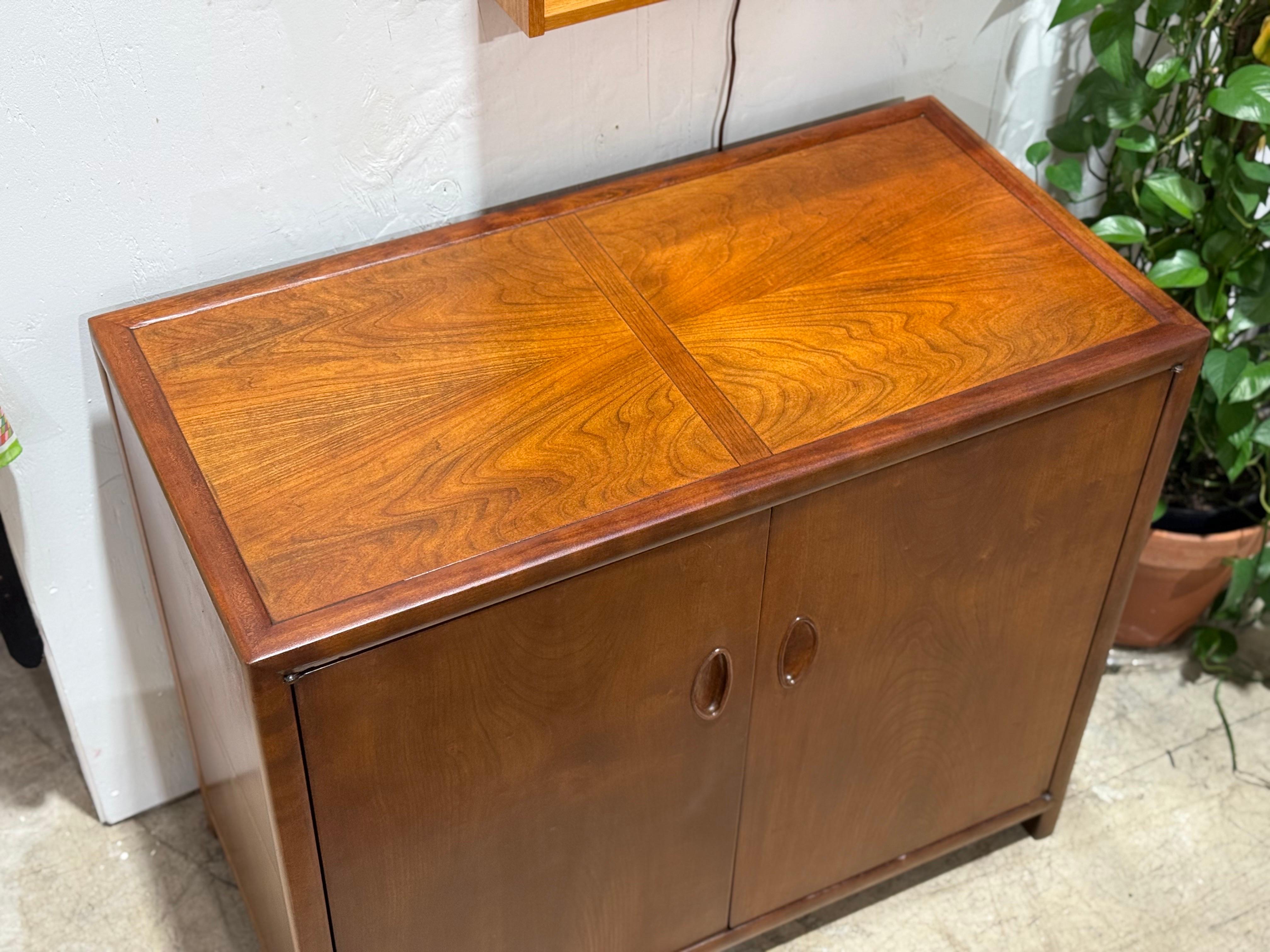 Michael Taylor para Baker - Armario Credenza - Colección Nuevo Mundo - Nogal Estadounidense
