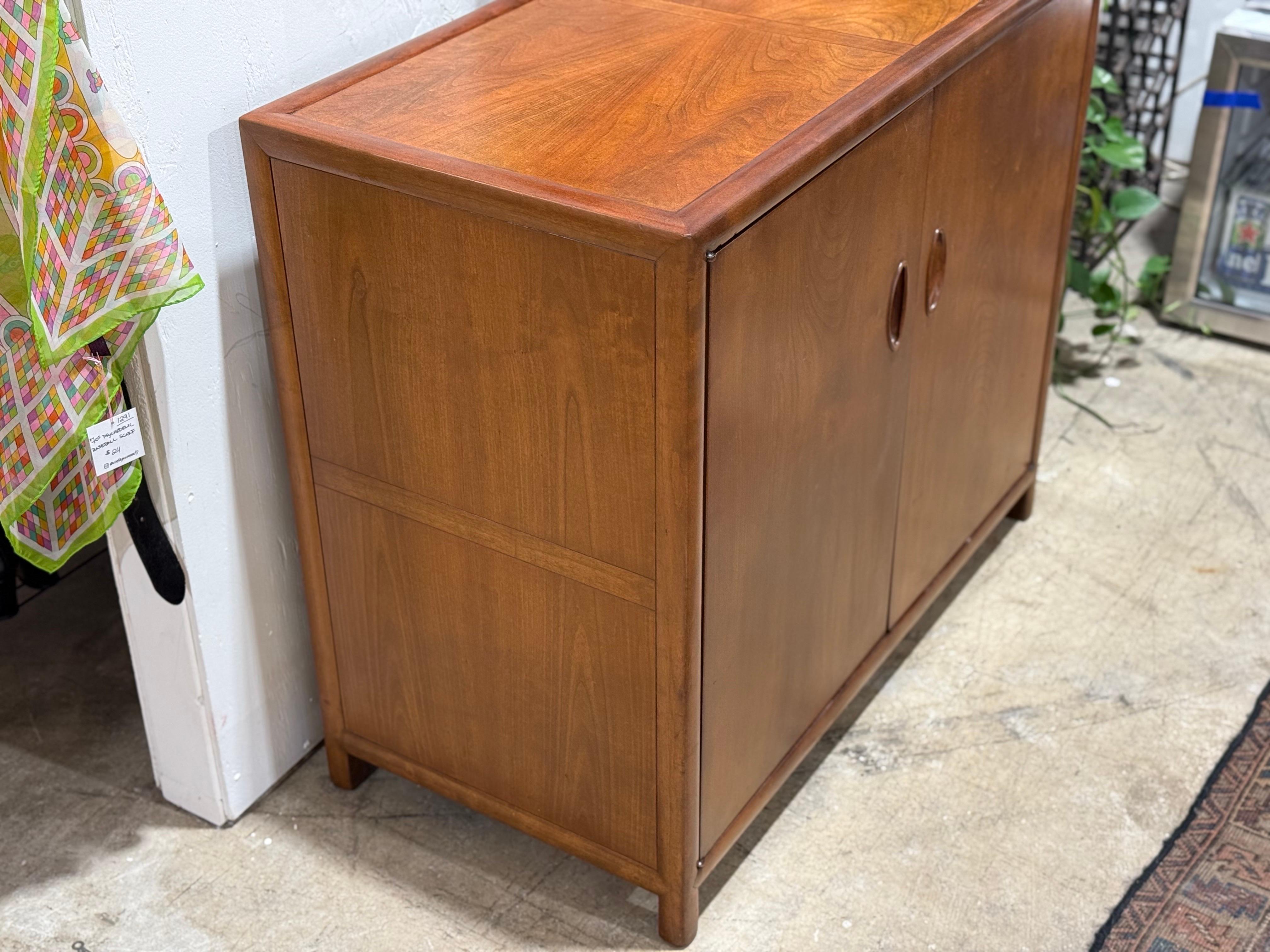 Michael Taylor para Baker - Armario Credenza - Colección Nuevo Mundo - Nogal en Bueno Estado en Decatur, GA