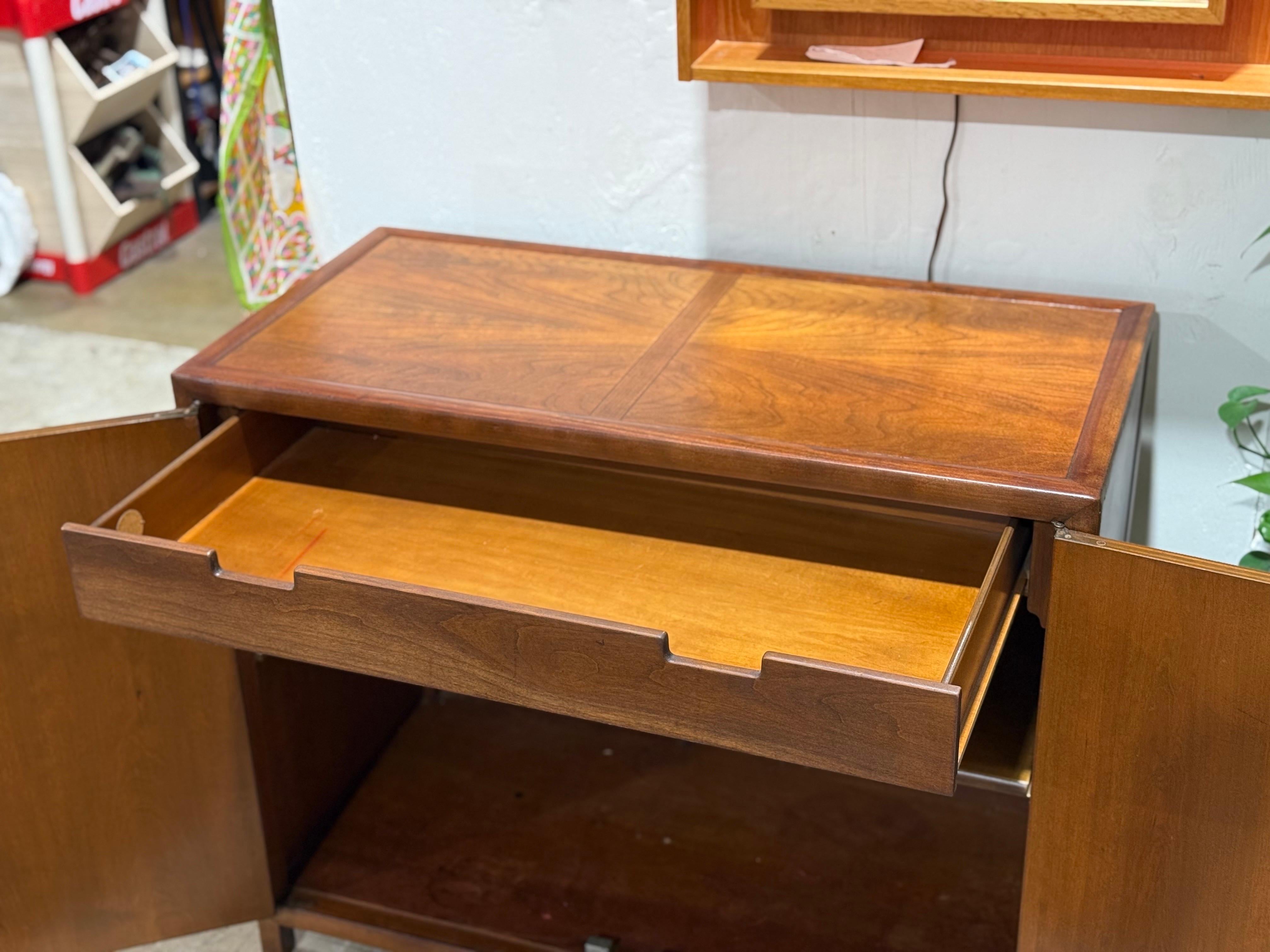 Michael Taylor para Baker - Armario Credenza - Colección Nuevo Mundo - Nogal Madera