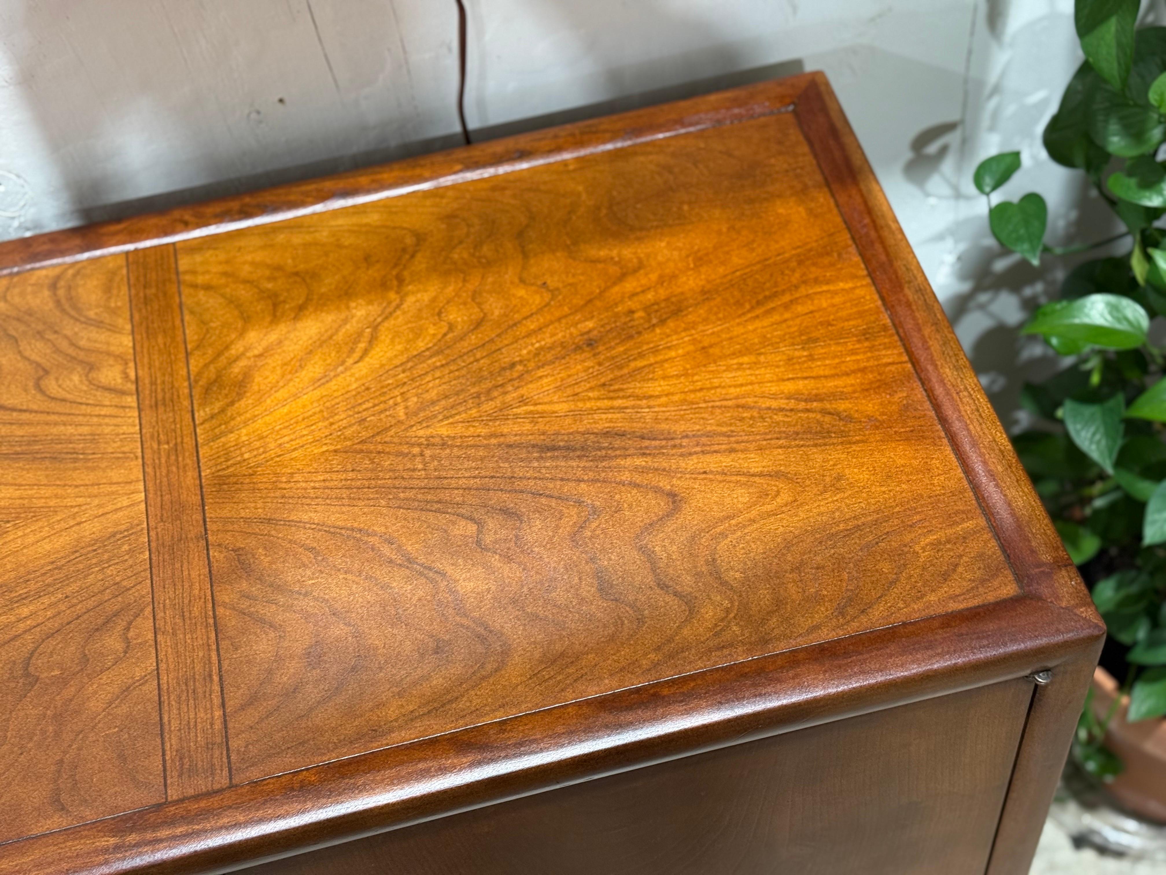 Michael Taylor para Baker - Armario Credenza - Colección Nuevo Mundo - Nogal 1