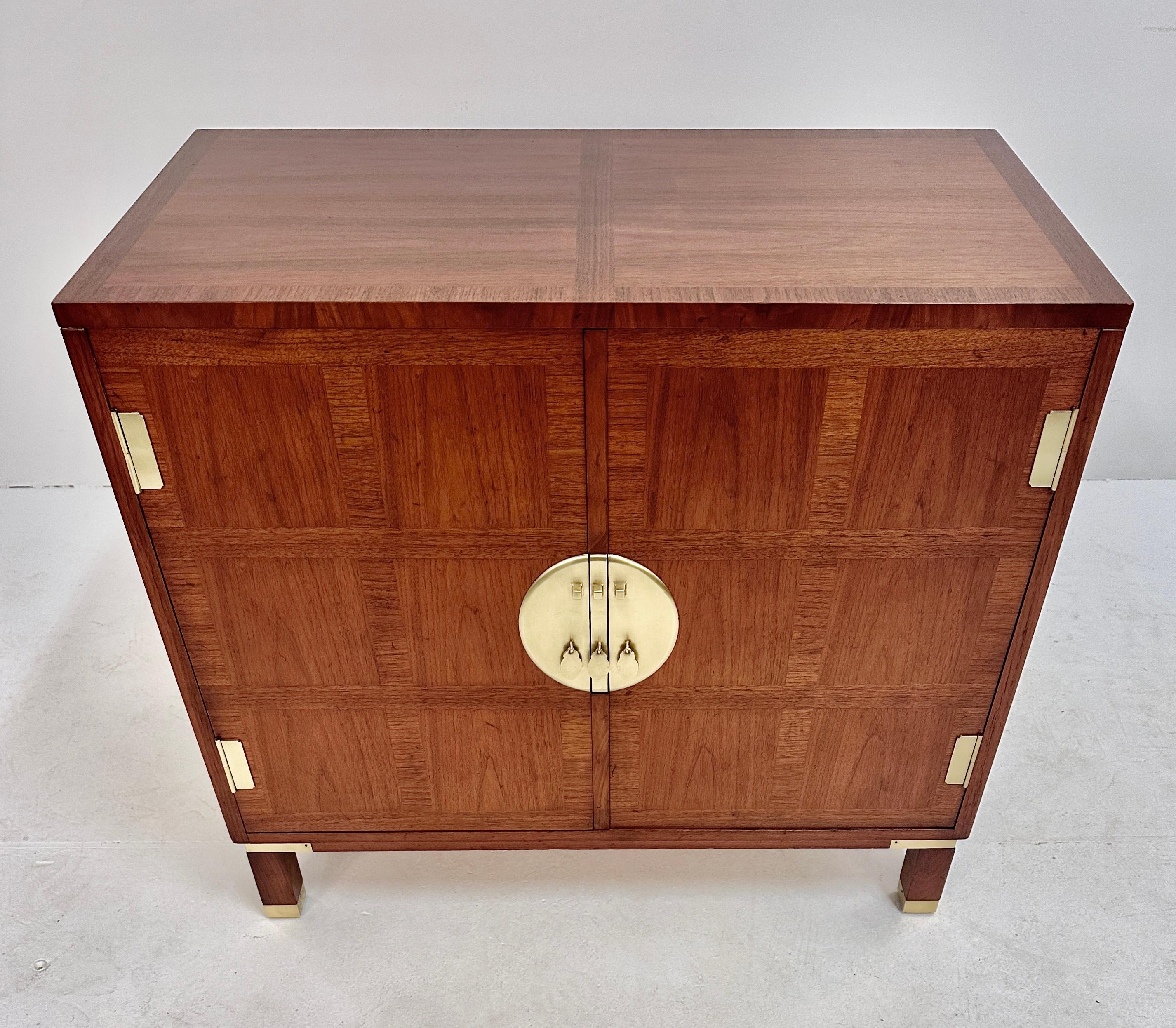 Bellissimo mobile in noce e teak a fasce, restaurato di recente con una ricca tinta e una laccatura satinata.  La ferramenta è stata lucidata e laccata di recente. Il mobile presenta un ampio cassetto superiore e un ripiano interno.  Forma splendida