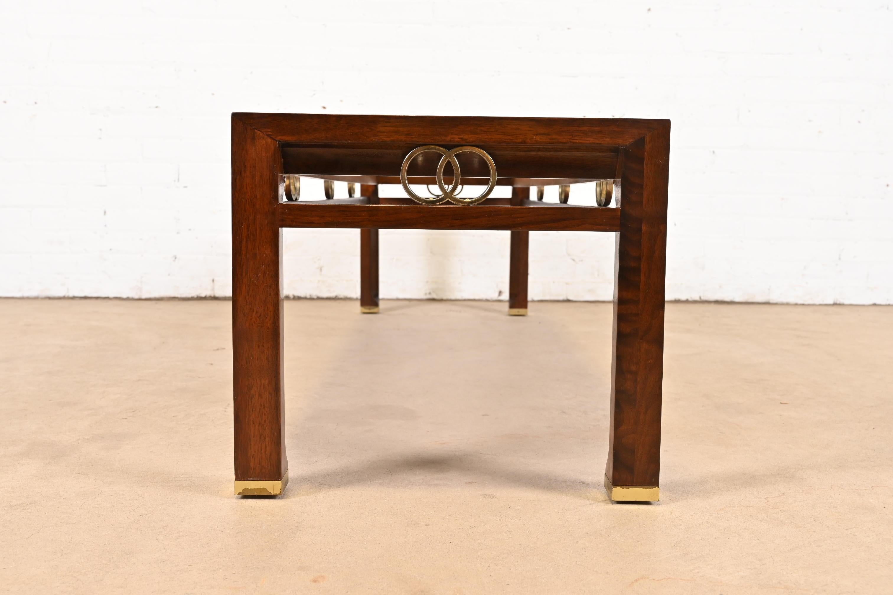 Table basse en teck, noyer et laiton Michael Taylor for Baker Far East Collection en vente 4