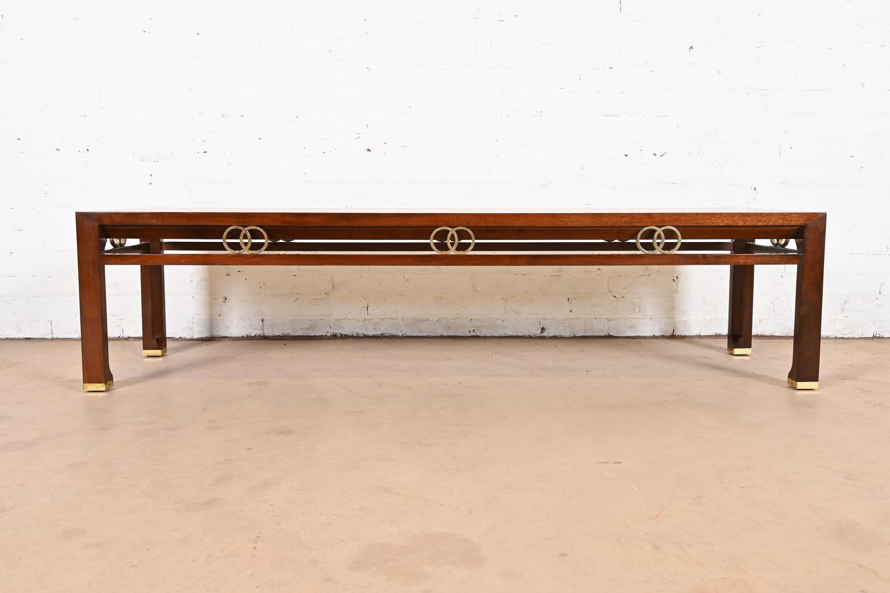 Table basse en teck, noyer et laiton Michael Taylor for Baker Far East Collection en vente 5