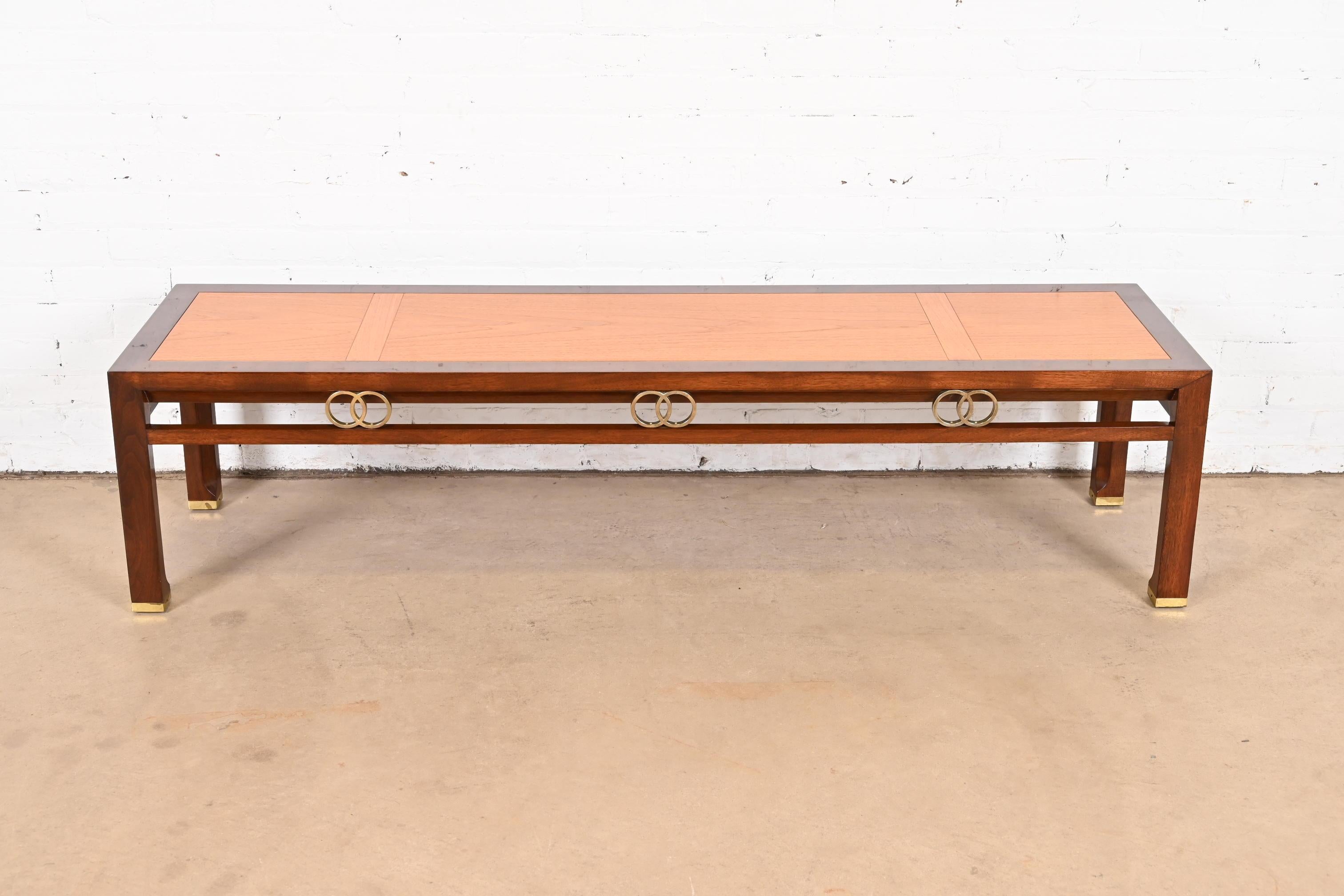 Exceptionnelle table basse ou table de cocktail de style Chinoiserie de la période moderne du milieu du siècle dernier.

Par Michael Taylor pour Baker Furniture, 