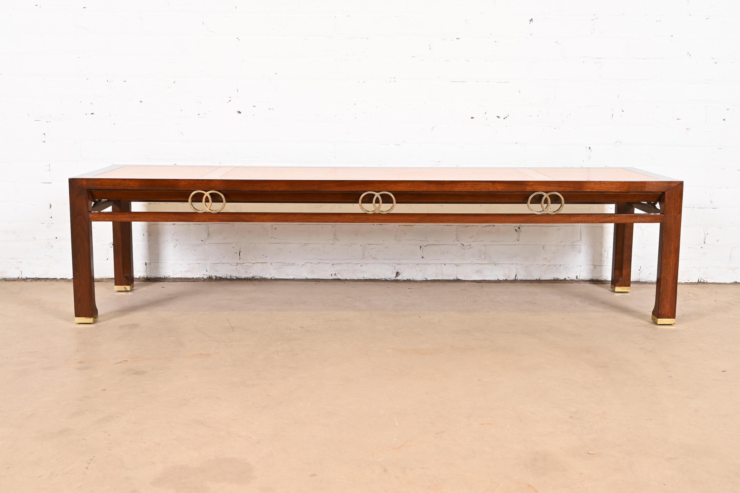 Mid-Century Modern Table basse en teck, noyer et laiton Michael Taylor for Baker Far East Collection en vente