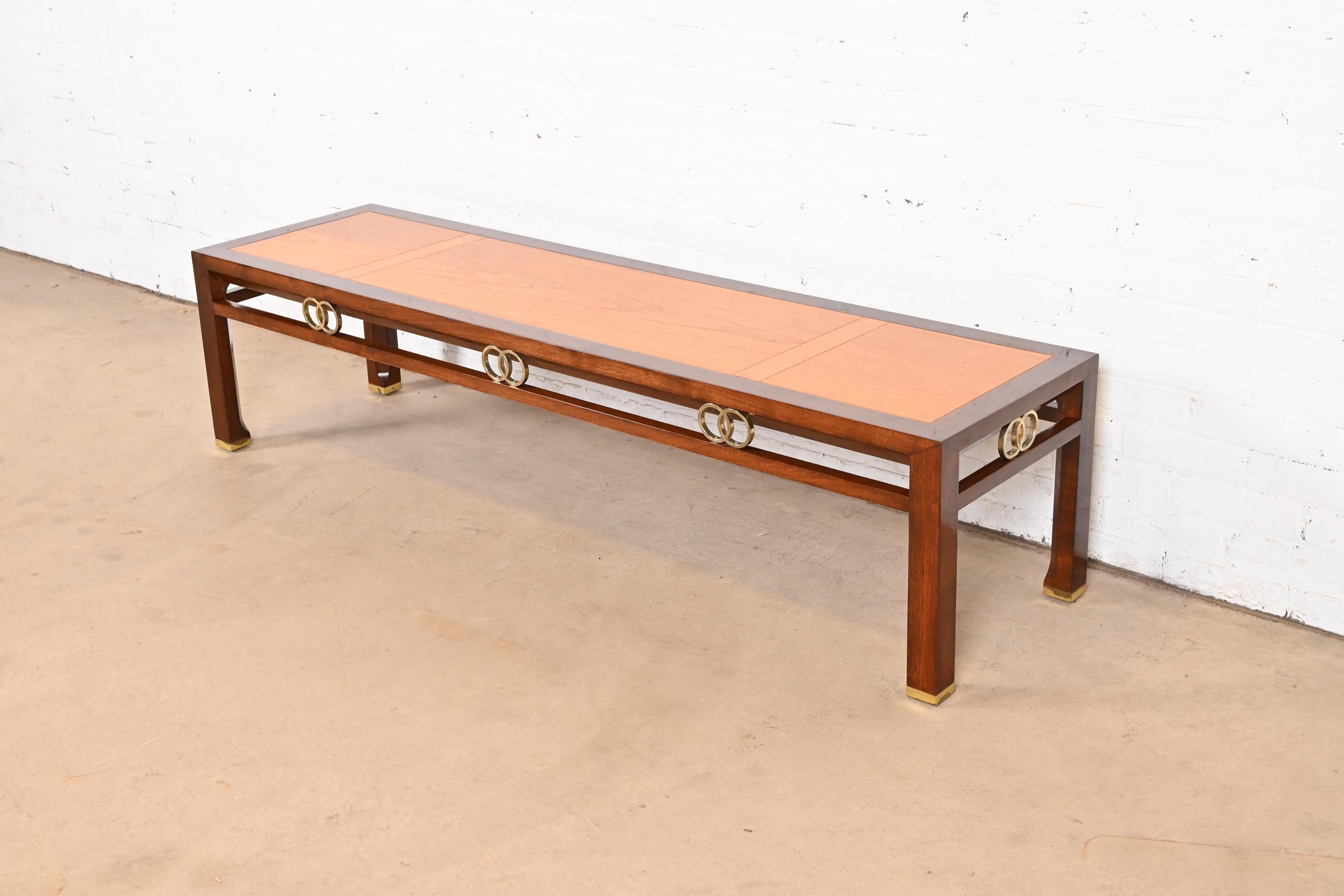Américain Table basse en teck, noyer et laiton Michael Taylor for Baker Far East Collection en vente