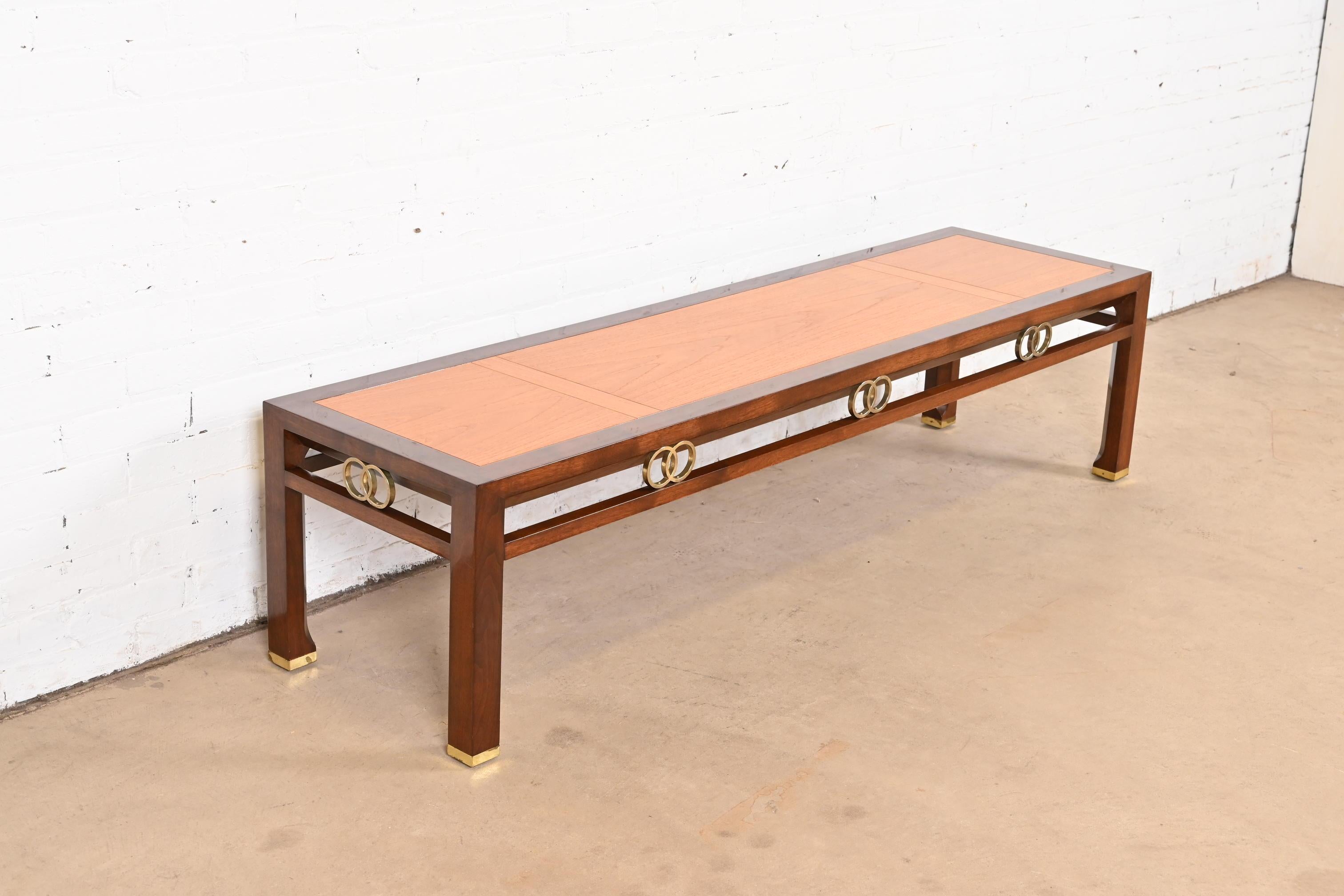 Milieu du XXe siècle Table basse en teck, noyer et laiton Michael Taylor for Baker Far East Collection en vente