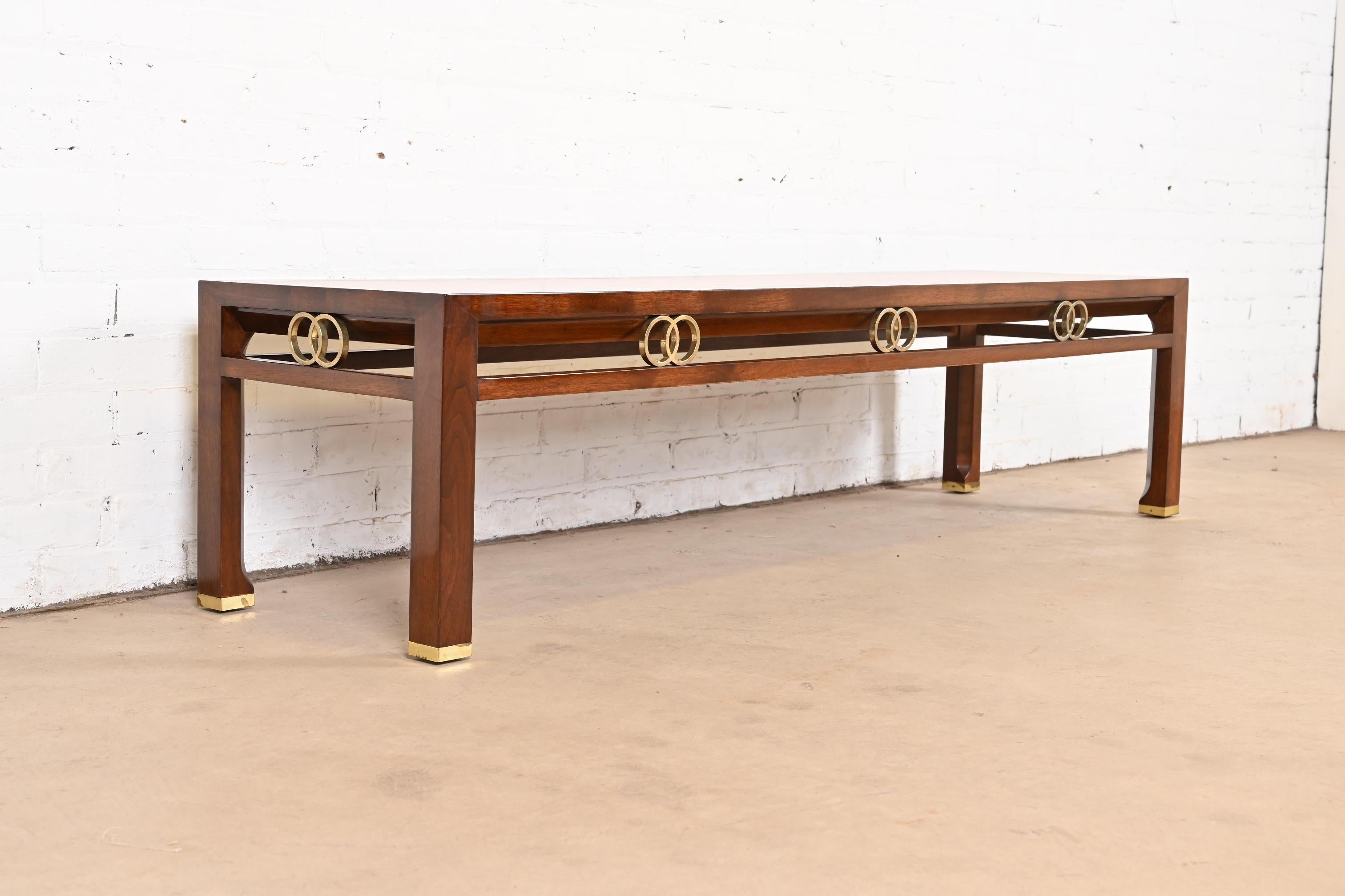 Laiton Table basse en teck, noyer et laiton Michael Taylor for Baker Far East Collection en vente