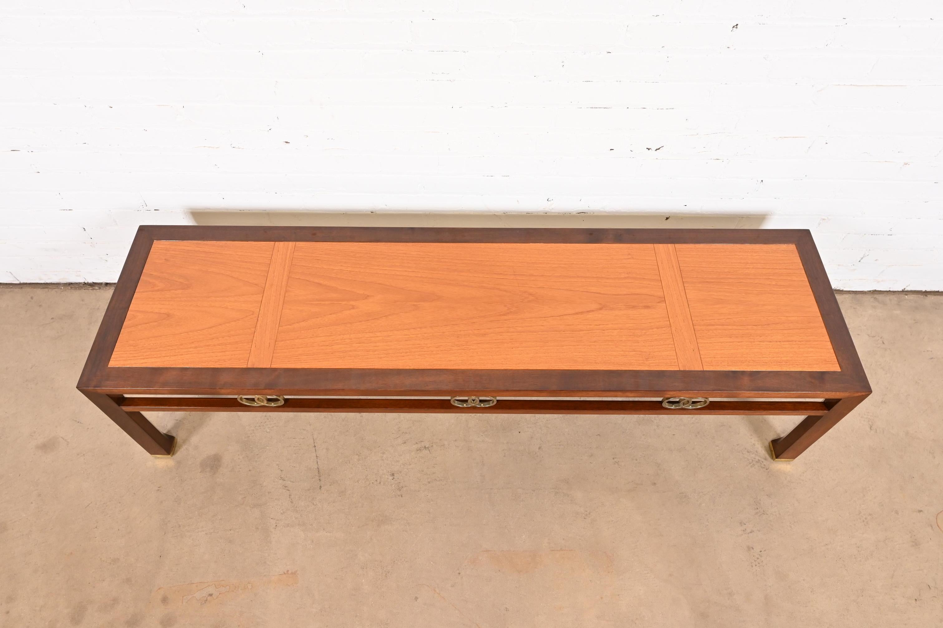 Table basse en teck, noyer et laiton Michael Taylor for Baker Far East Collection en vente 1