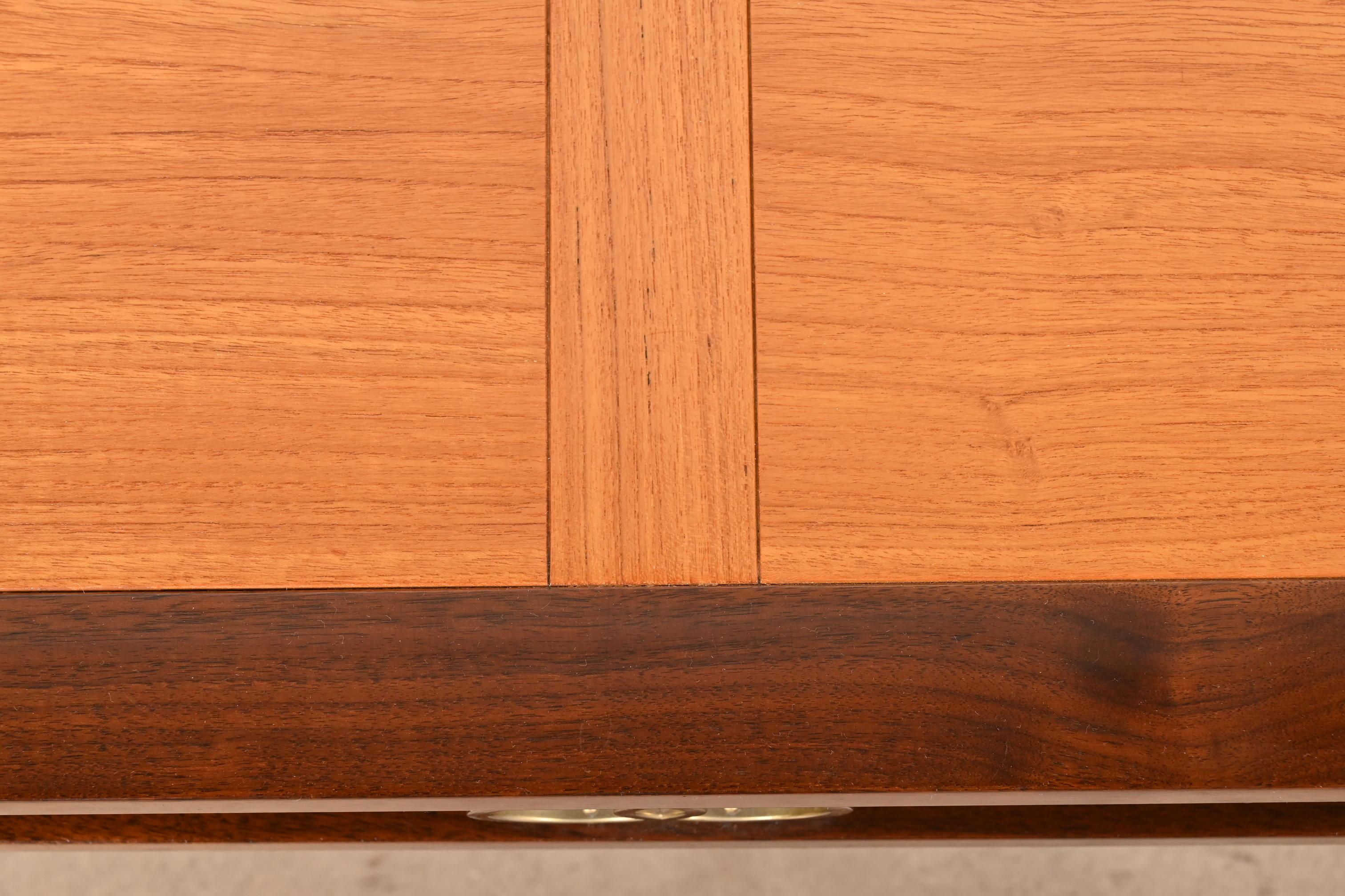 Table basse en teck, noyer et laiton Michael Taylor for Baker Far East Collection en vente 2