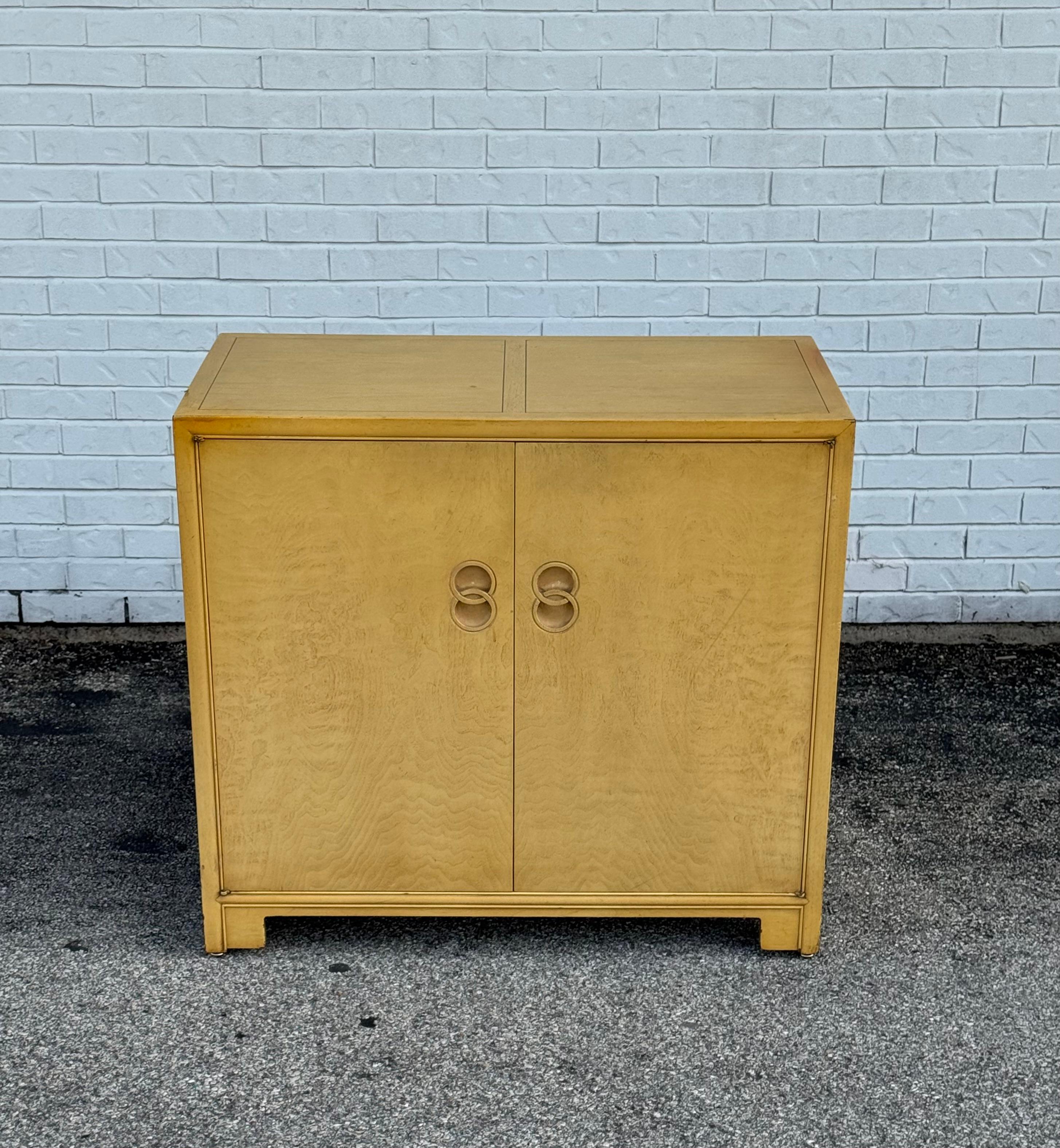 Hollywood-Regency-Stil,  Einzeltüriger zweitüriger Schrank / Kommode mit eingelassenen doppelten, ineinandergreifenden Ringschubladengriffen und sechs Innenschubladen.  Asiatisches Möbelstück aus der Mitte des Jahrhunderts aus Michael Taylors Far