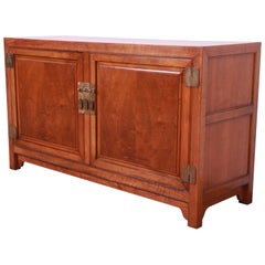 Michael Taylor für Baker Far East Collection Nussbaum Anrichte oder Barschrank
