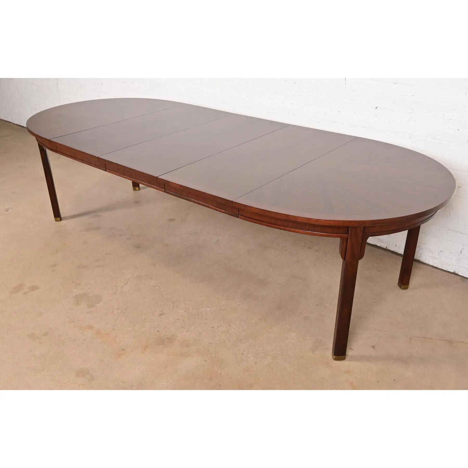 Excepcional mesa de comedor extensible Hollywood Regency Chinoiserie moderna de mediados de siglo

De Michael Taylor para Baker Furniture, 
