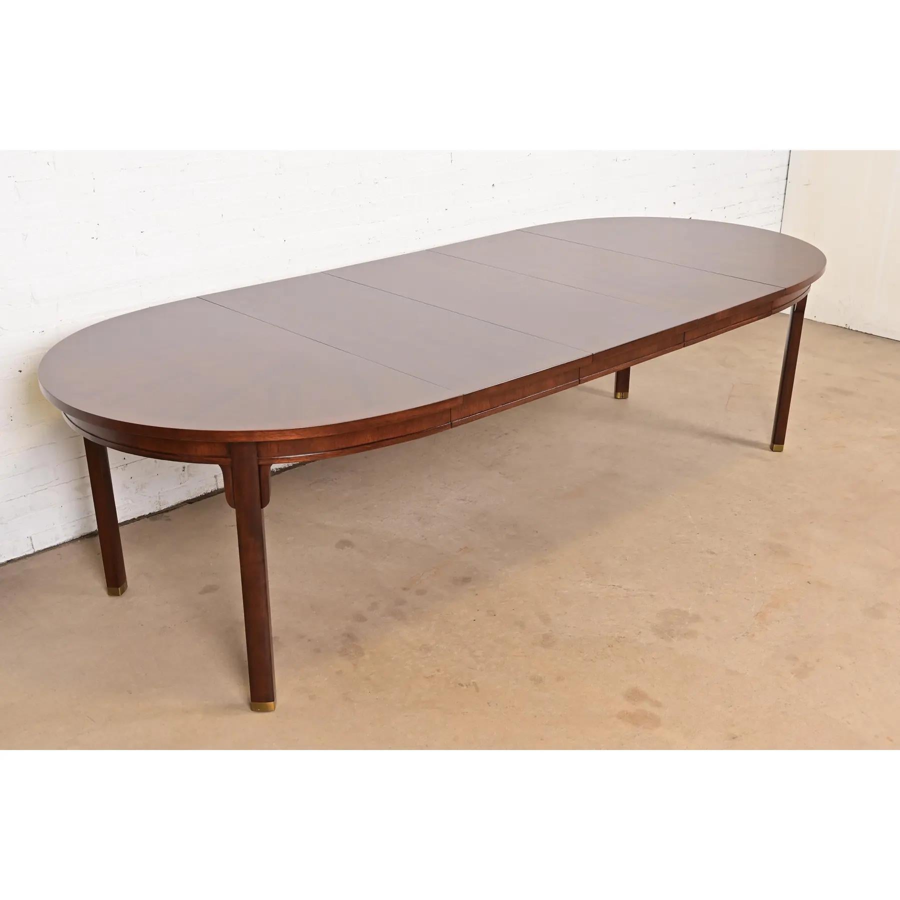Michael Taylor para Baker Far East Collection Mesa de comedor de nogal, repintada en Bueno estado para la venta en South Bend, IN