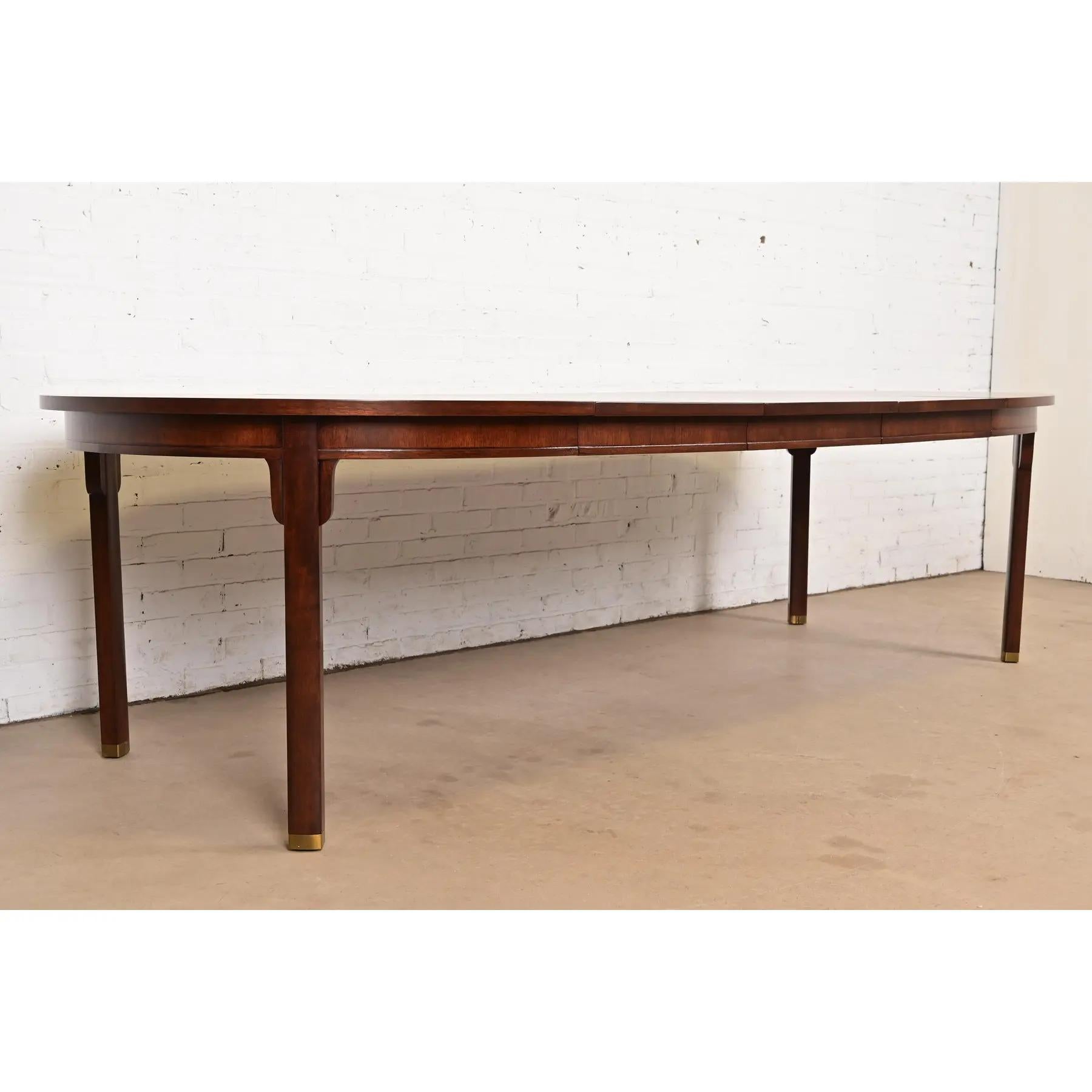 Michael Taylor para Baker Far East Collection Mesa de comedor de nogal, repintada mediados del siglo XX en venta