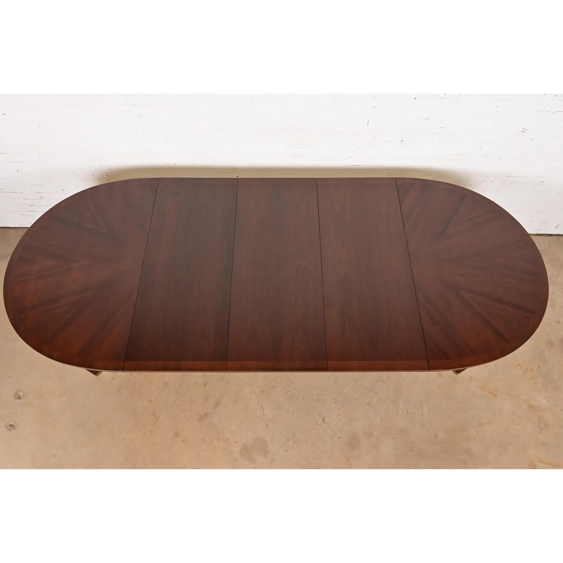 Michael Taylor para Baker Far East Collection Mesa de comedor de nogal, repintada Latón en venta