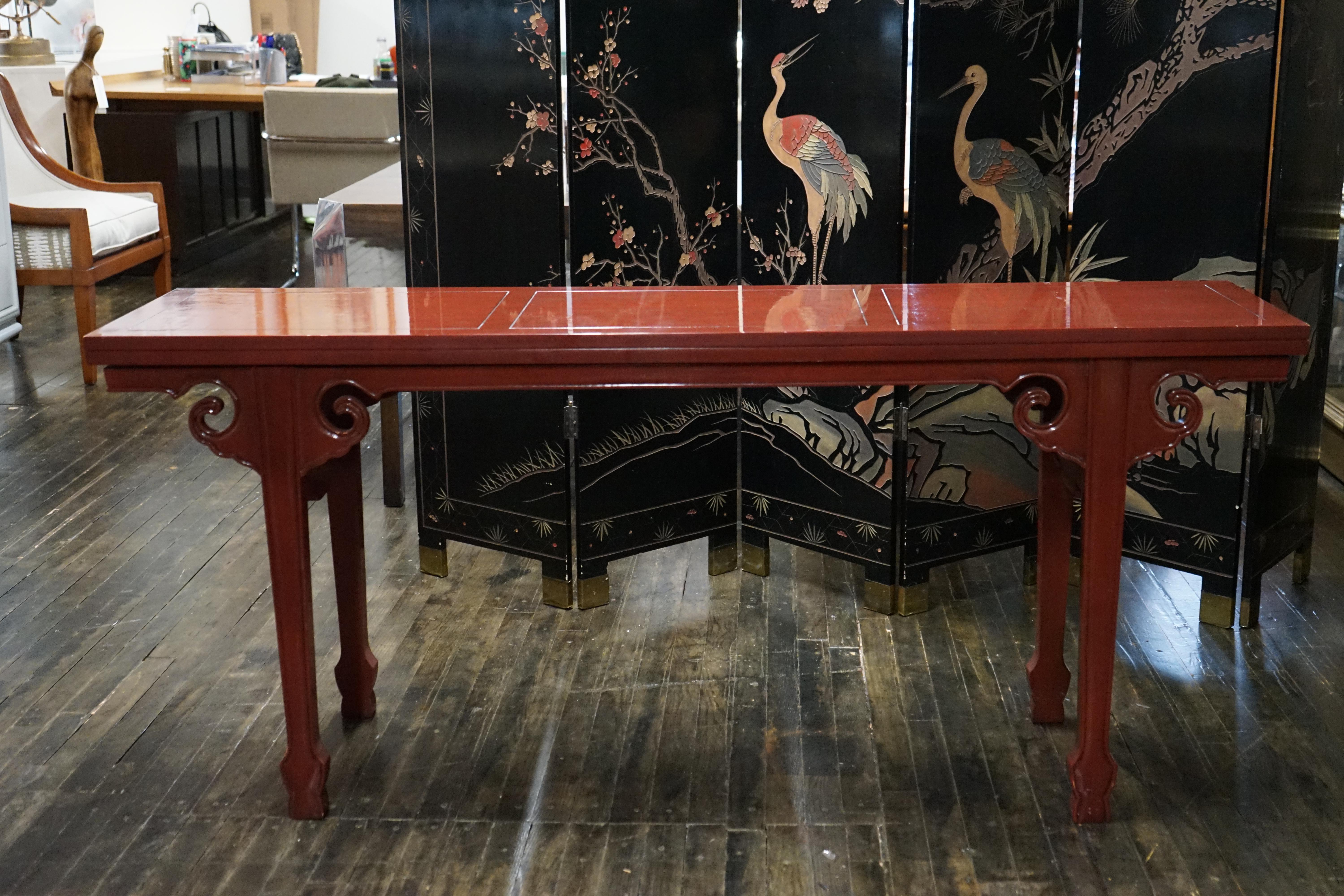 Une console unique de style autel par Baker Furniture.  De la Collection Extrême-Orient de Michael Taylor, vers 1960.  Bien que Baker ait vendu de nombreuses consoles ayant l'aspect d'une table d'autel, très peu ont été fabriquées avec la