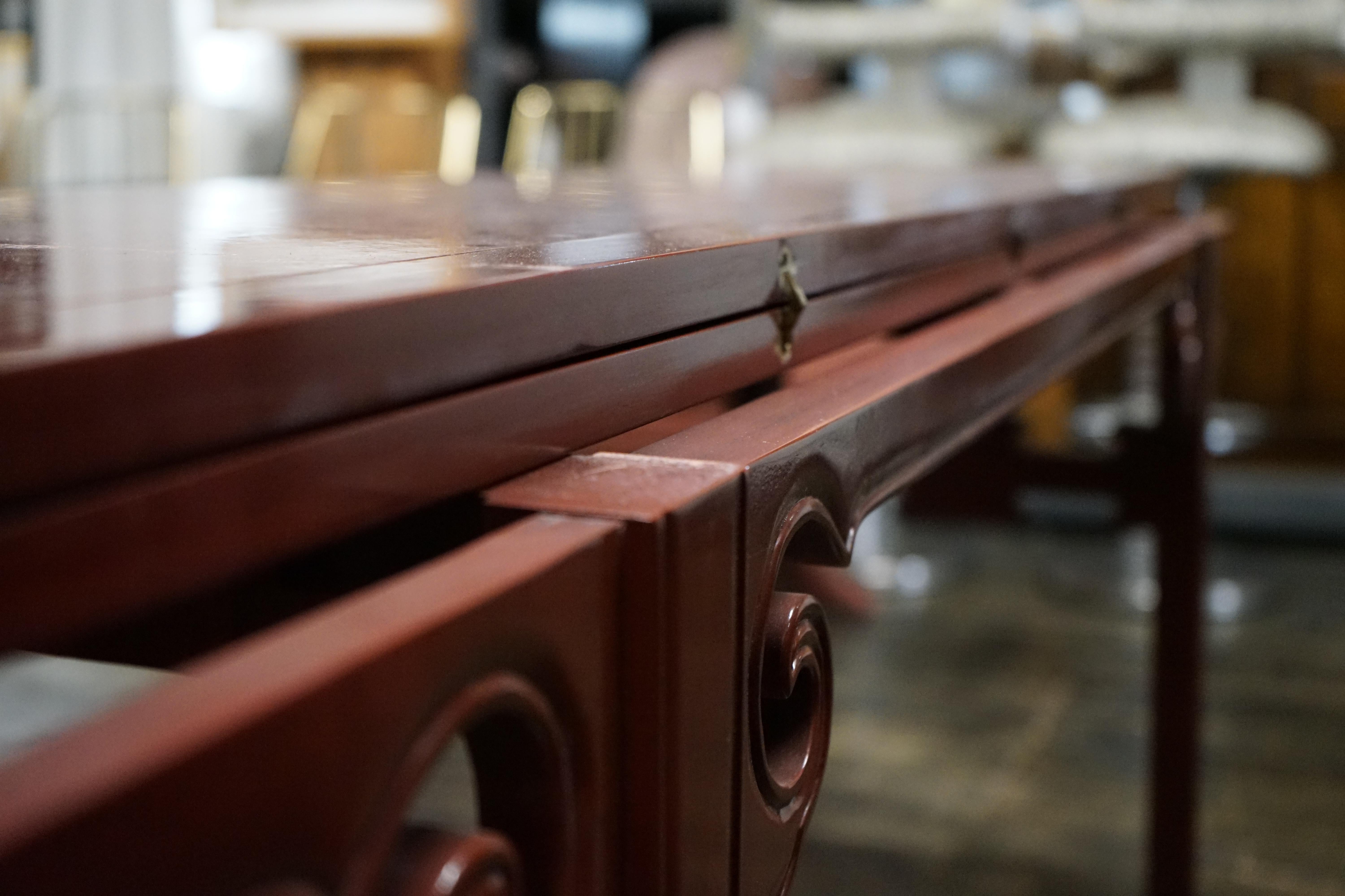 Michael Taylor for Baker Table console extensible Far East en laque oxblood Bon état - En vente à Chicago, IL
