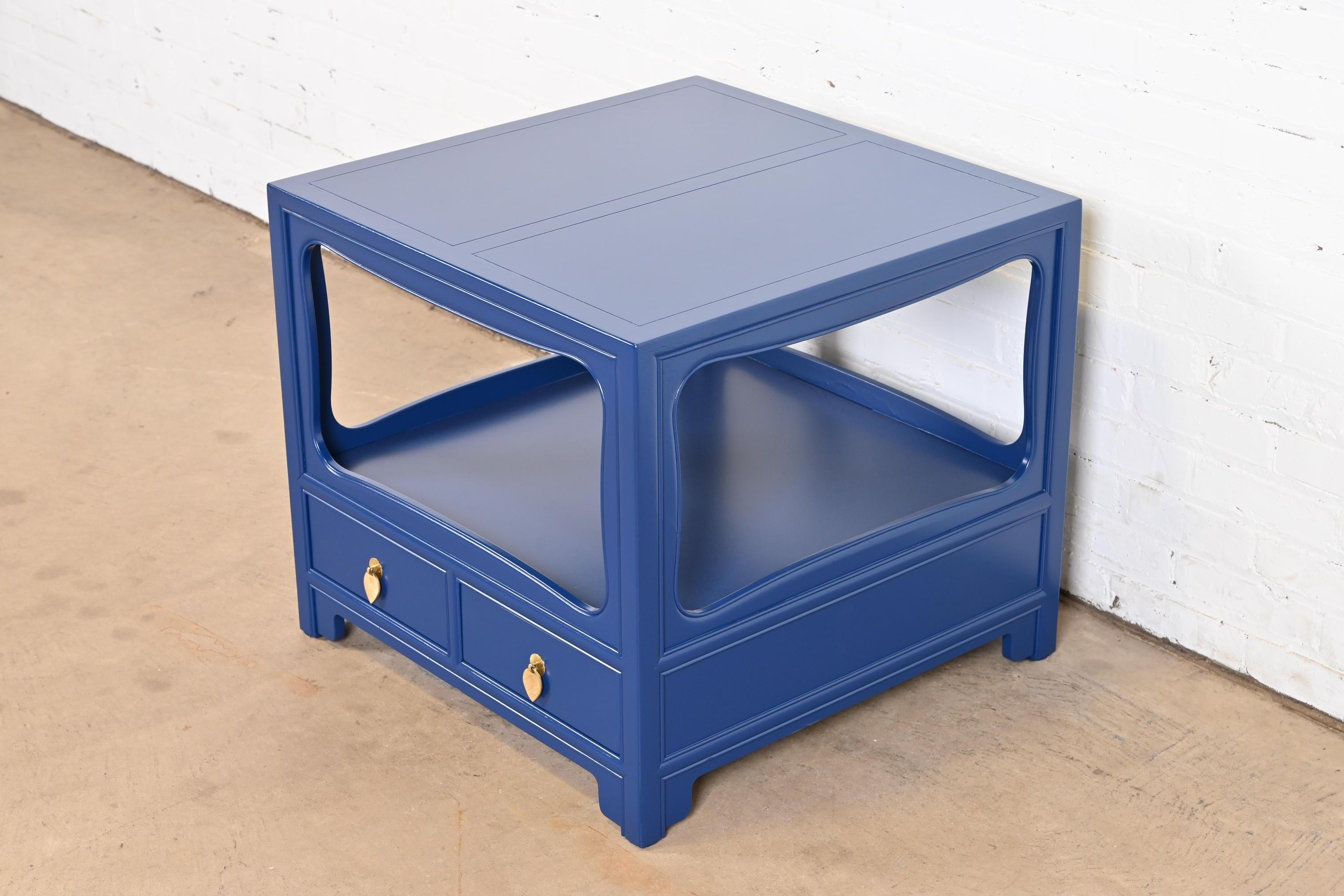 Mid-Century Modern Table de nuit laquée bleue Michael Taylor pour Baker Furniture, nouvellement revernie en vente
