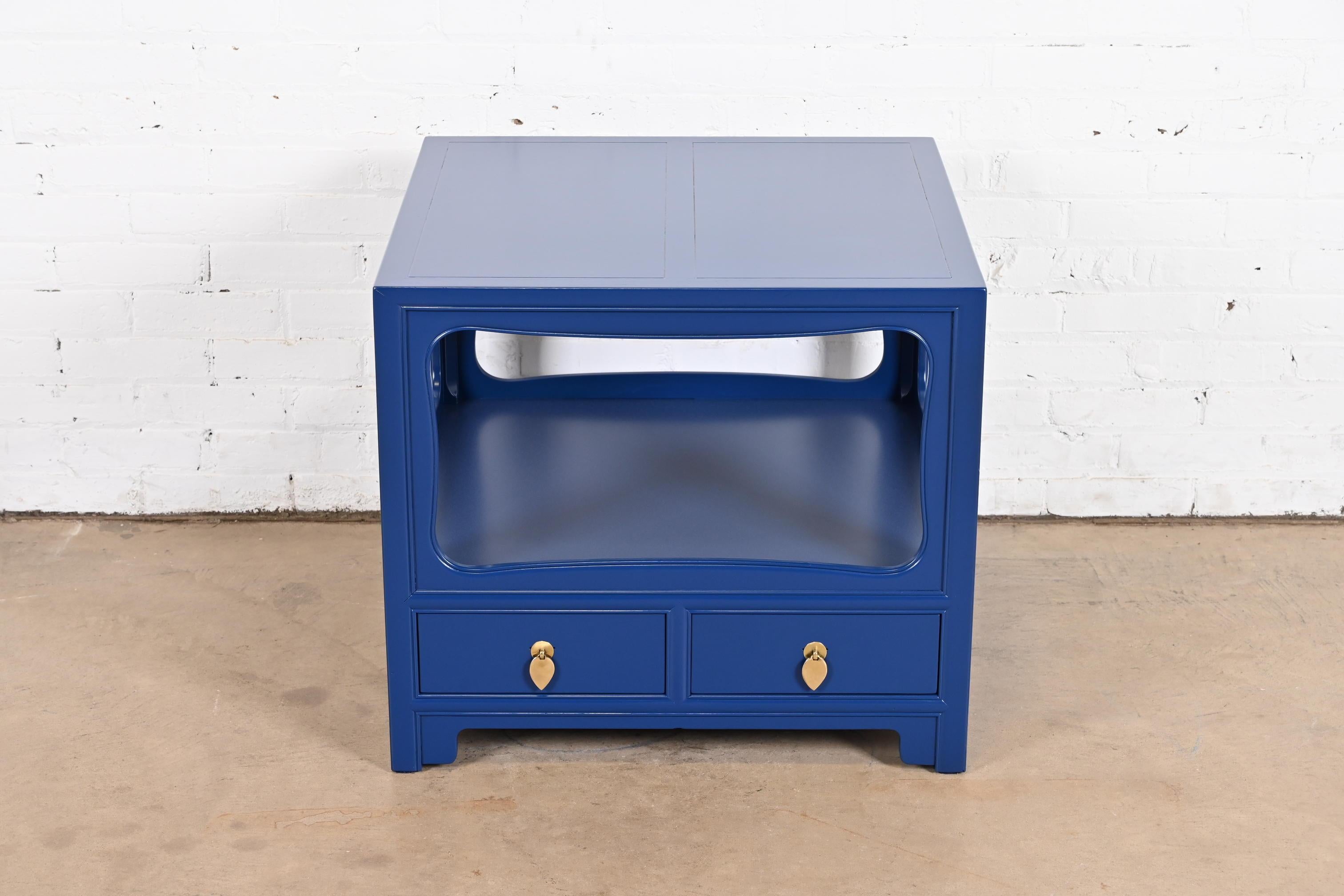 Table de nuit laquée bleue Michael Taylor pour Baker Furniture, nouvellement revernie Bon état - En vente à South Bend, IN
