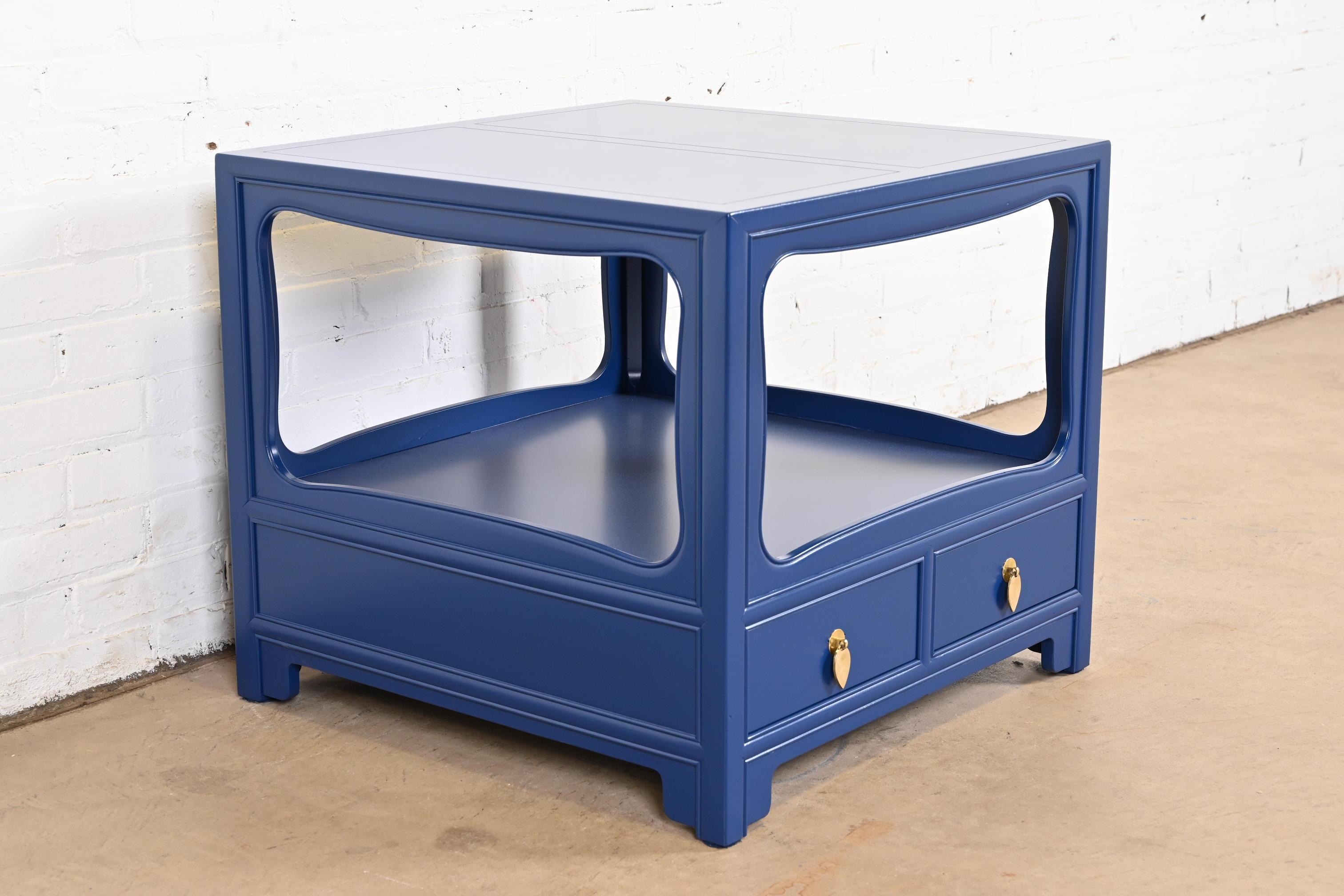 Milieu du XXe siècle Table de nuit laquée bleue Michael Taylor pour Baker Furniture, nouvellement revernie en vente