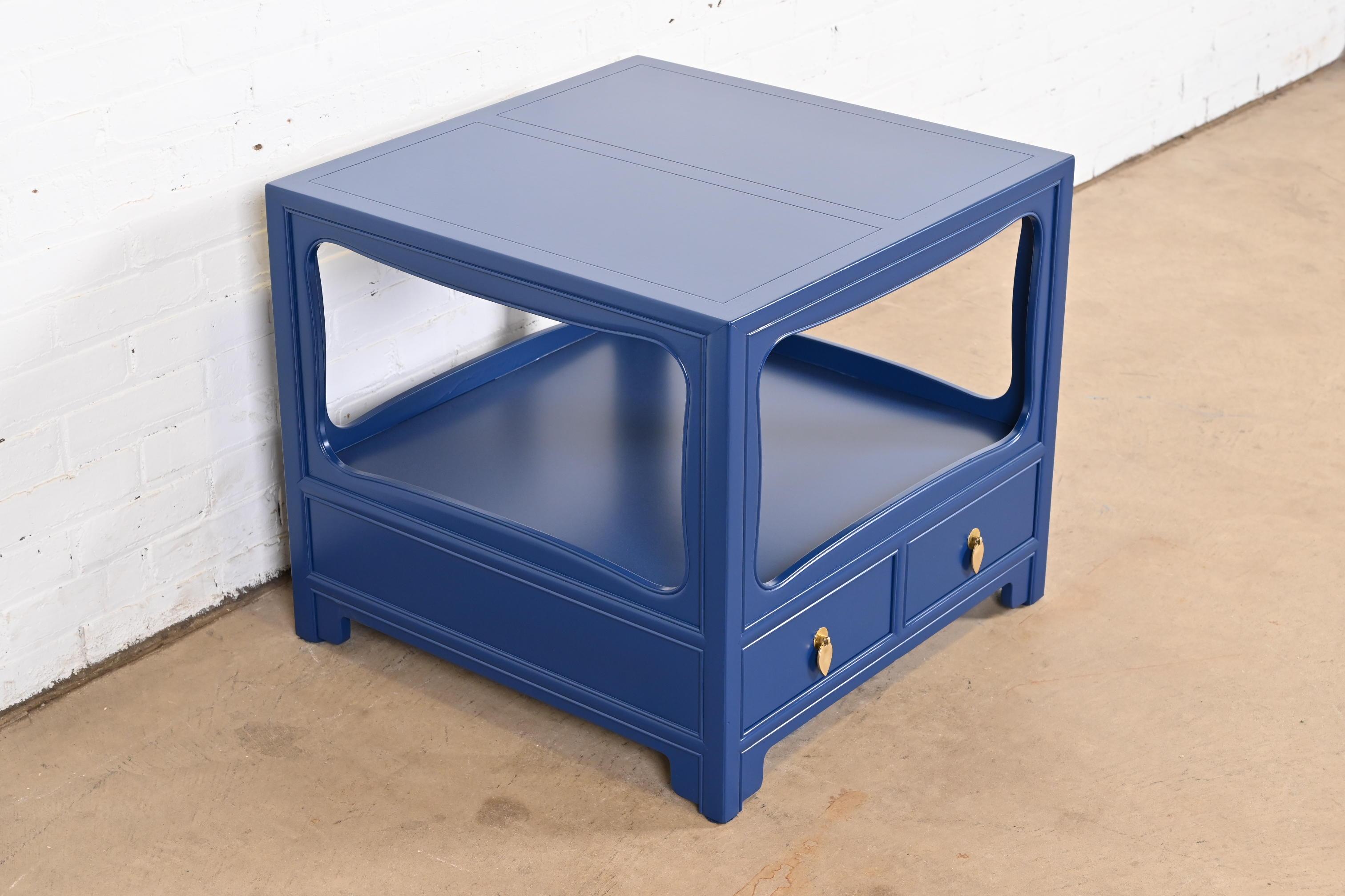 Laiton Table de nuit laquée bleue Michael Taylor pour Baker Furniture, nouvellement revernie en vente