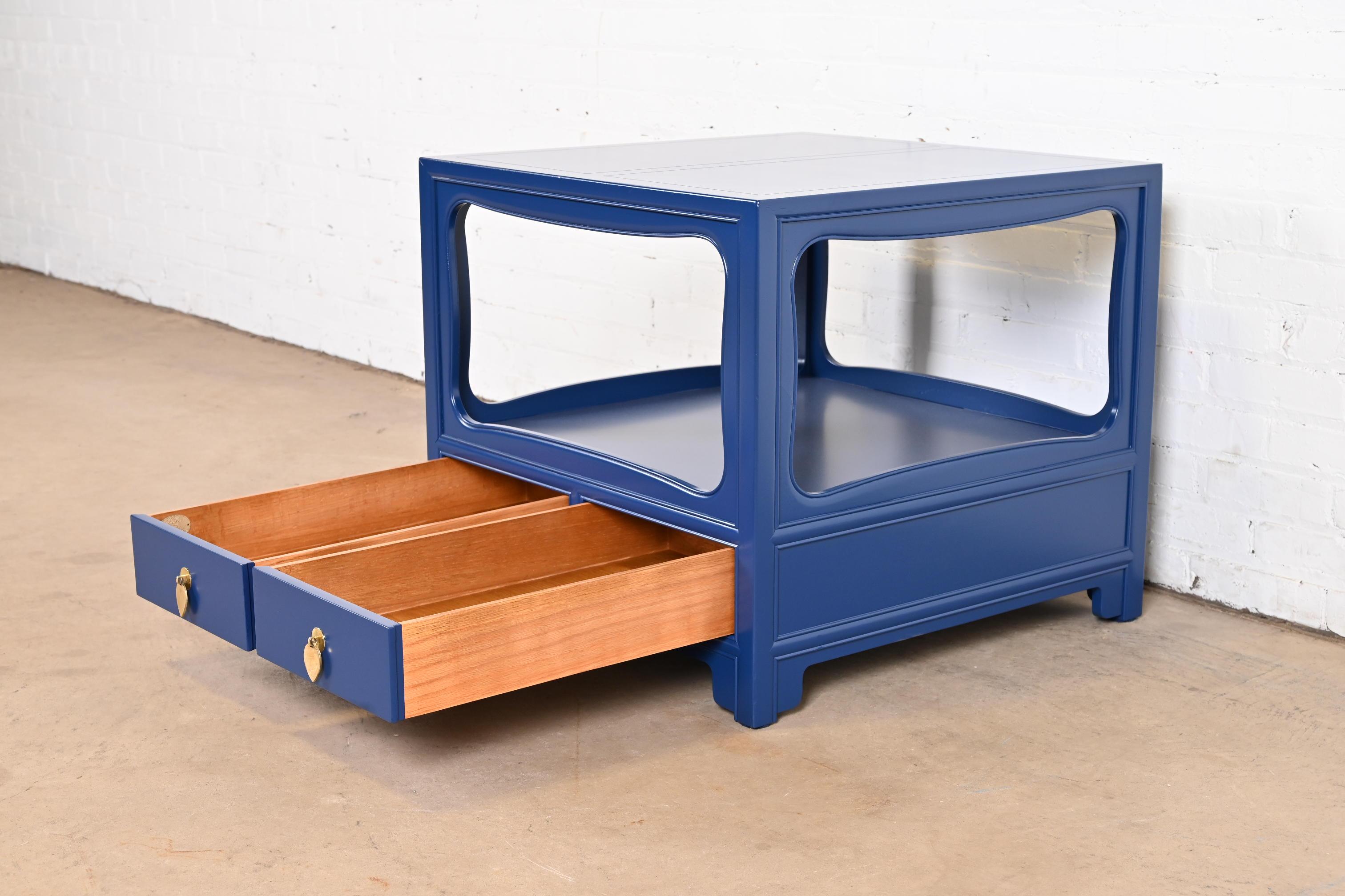 Table de nuit laquée bleue Michael Taylor pour Baker Furniture, nouvellement revernie en vente 2