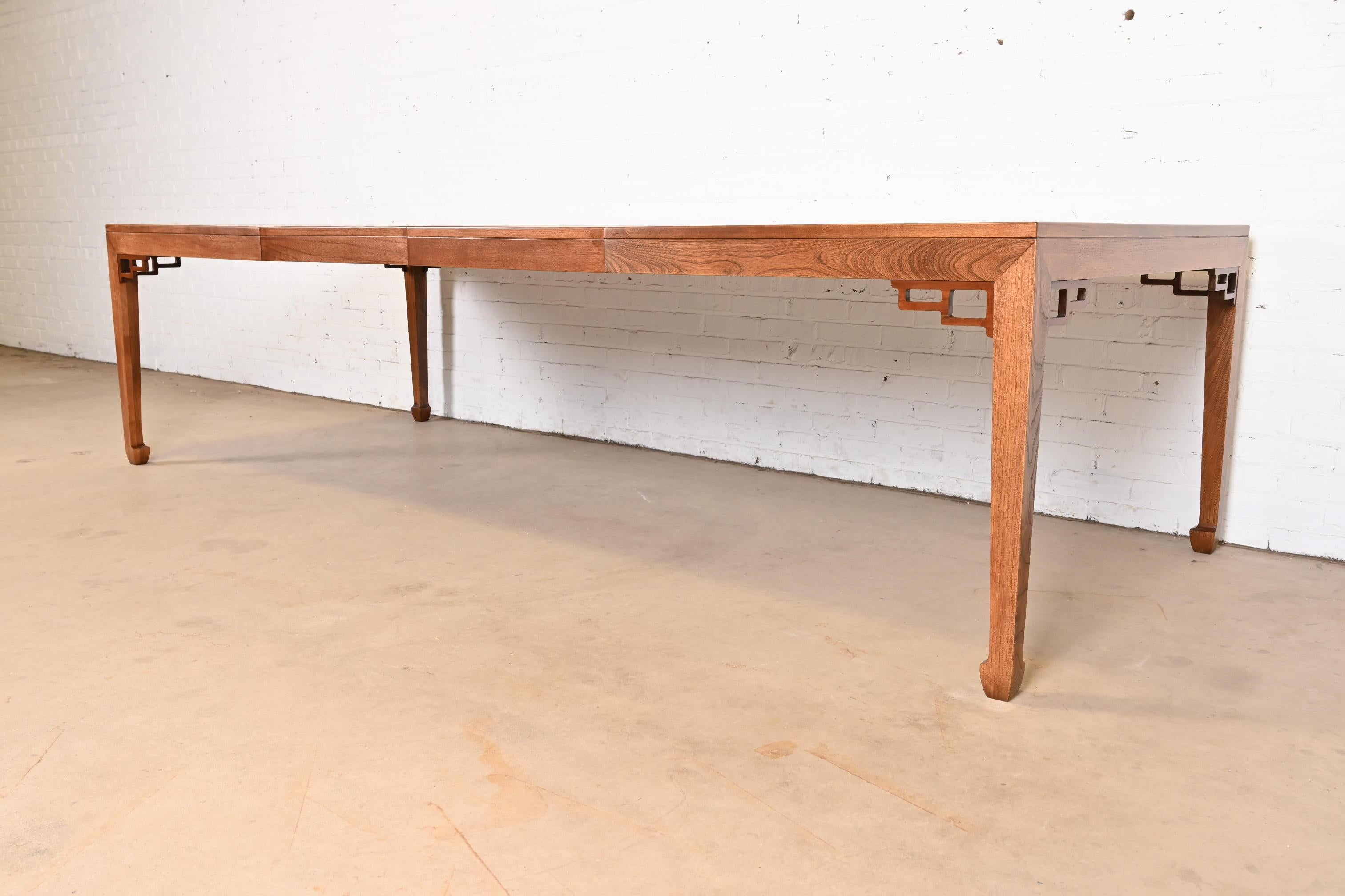 Michael Taylor für Baker Furniture, Esstisch aus gemasertem Nussbaumholz, neu lackiert im Zustand „Gut“ im Angebot in South Bend, IN
