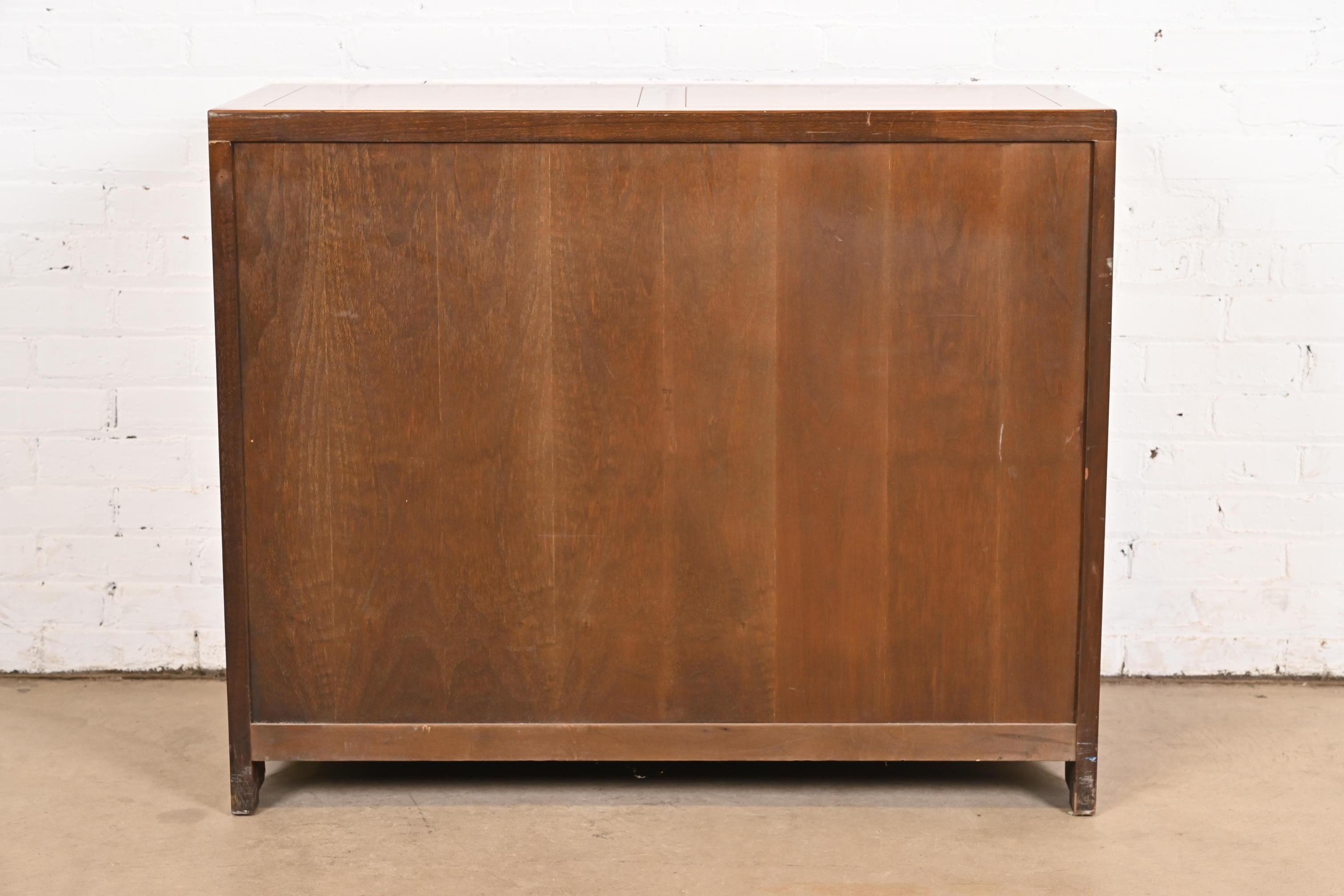 Michael Taylor per Baker Furniture Mobile da bar in noce sbavato, 1960 in vendita 4