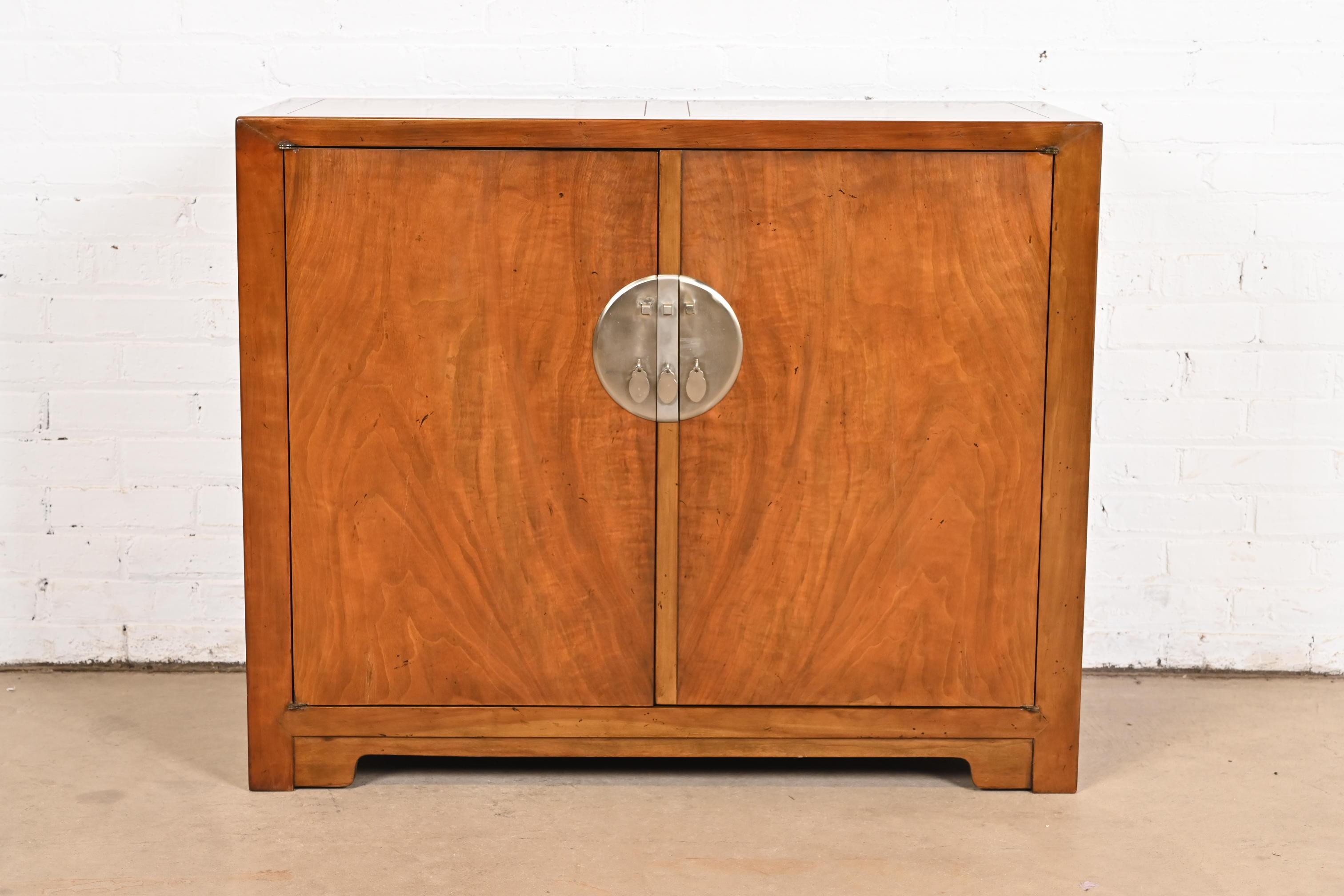 Un'eccezionale credenza compatta, credenza buffet o mobile bar della Hollywood Regency Chinoiserie di metà secolo.

Di Michael Taylor per Baker Furniture, 