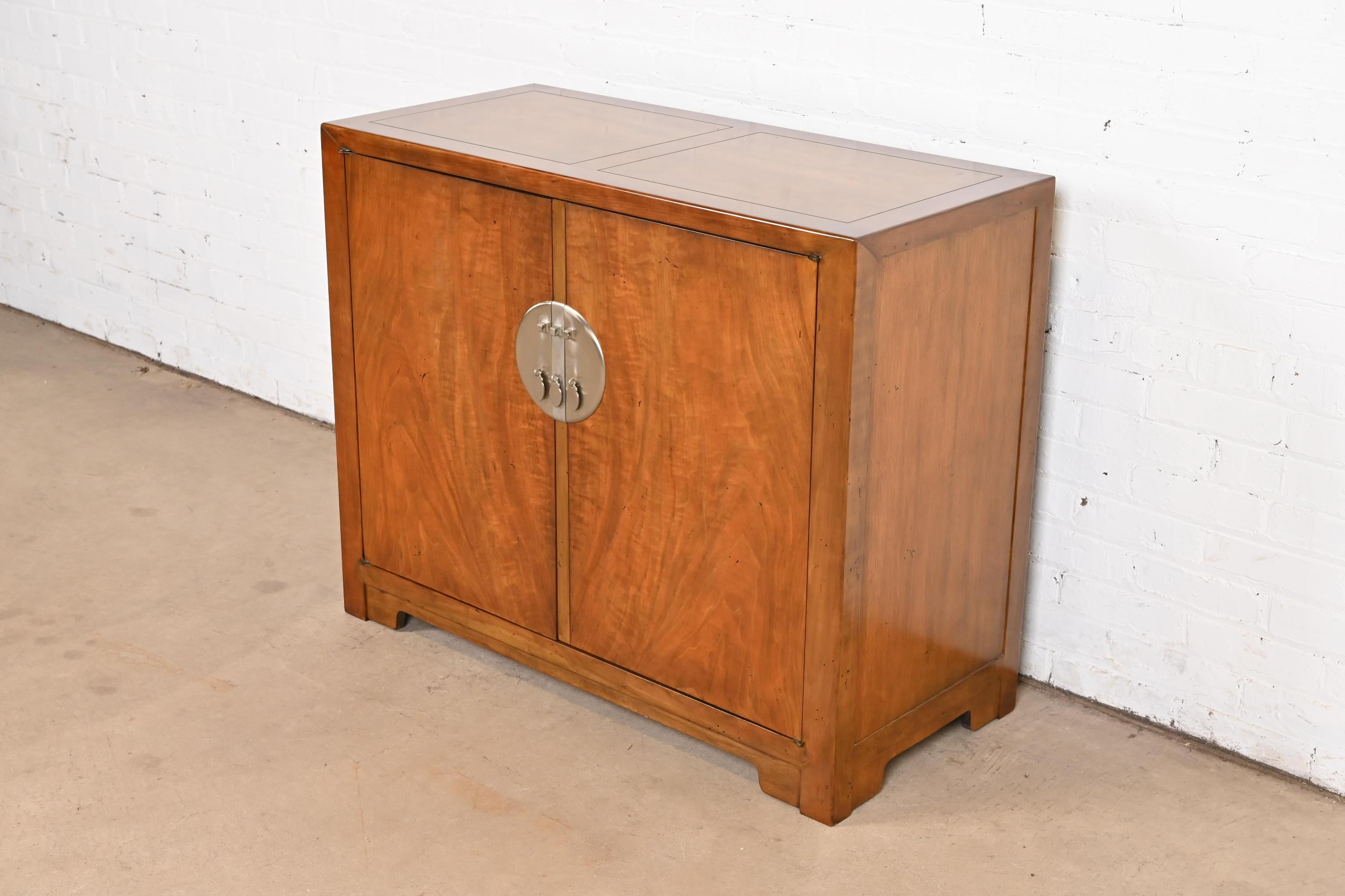 Mid-Century moderno Michael Taylor per Baker Furniture Mobile da bar in noce sbavato, 1960 in vendita