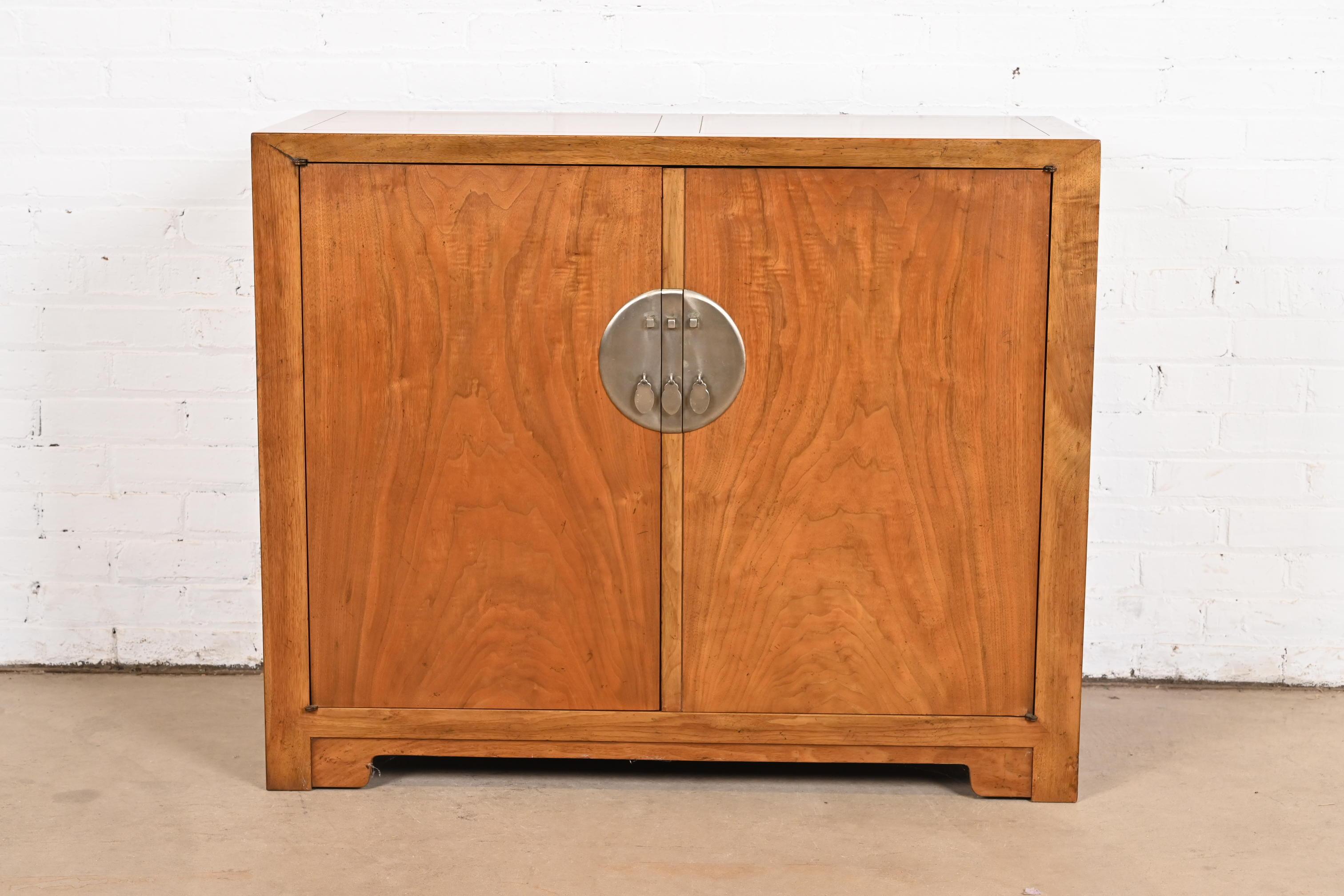 Mid-Century moderno Michael Taylor per Baker Furniture Mobile da bar in noce sbavato, 1960 in vendita