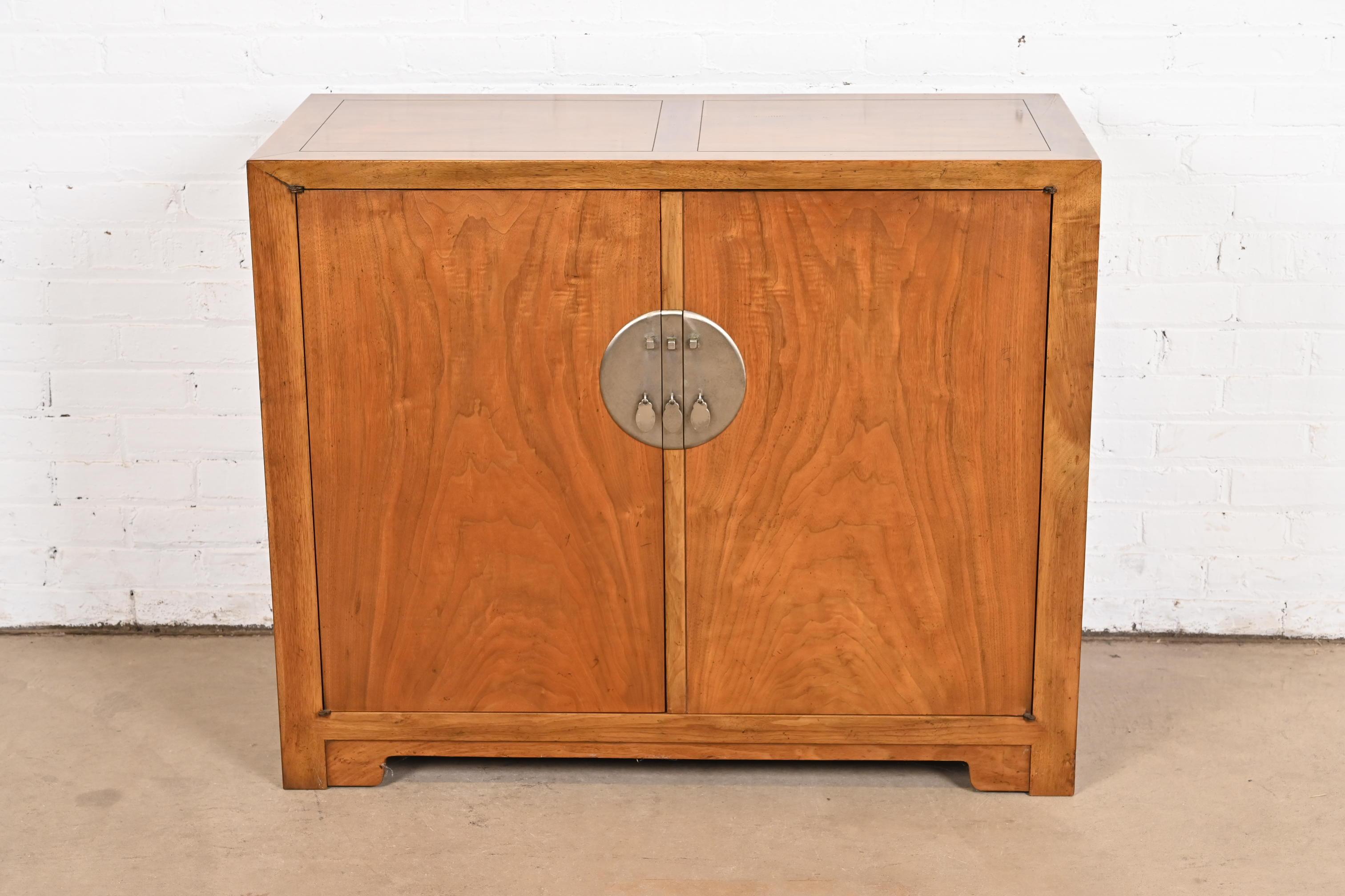 Americano Michael Taylor per Baker Furniture Mobile da bar in noce sbavato, 1960 in vendita