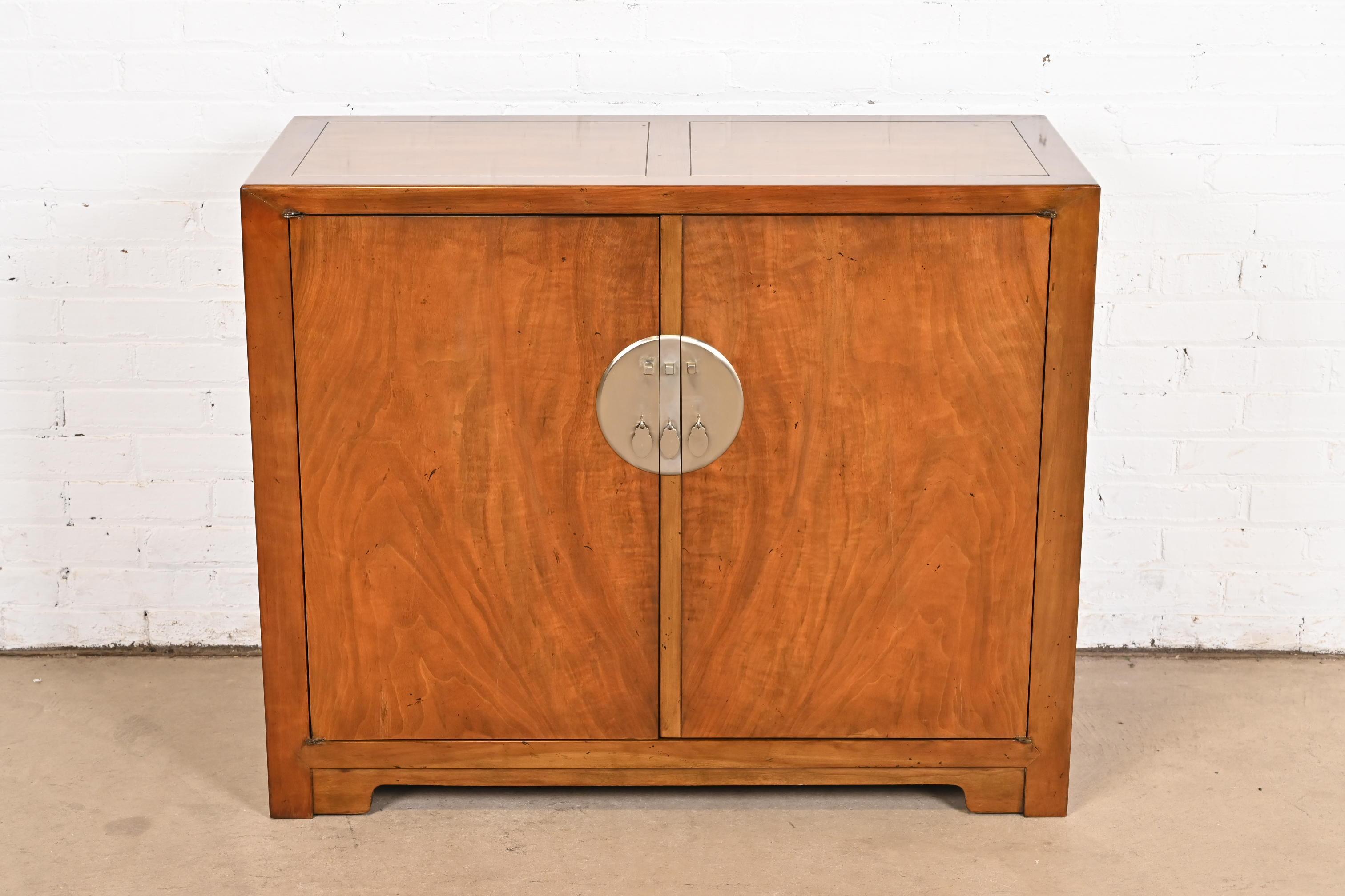 Michael Taylor per Baker Furniture Mobile da bar in noce sbavato, 1960 In condizioni buone in vendita a South Bend, IN