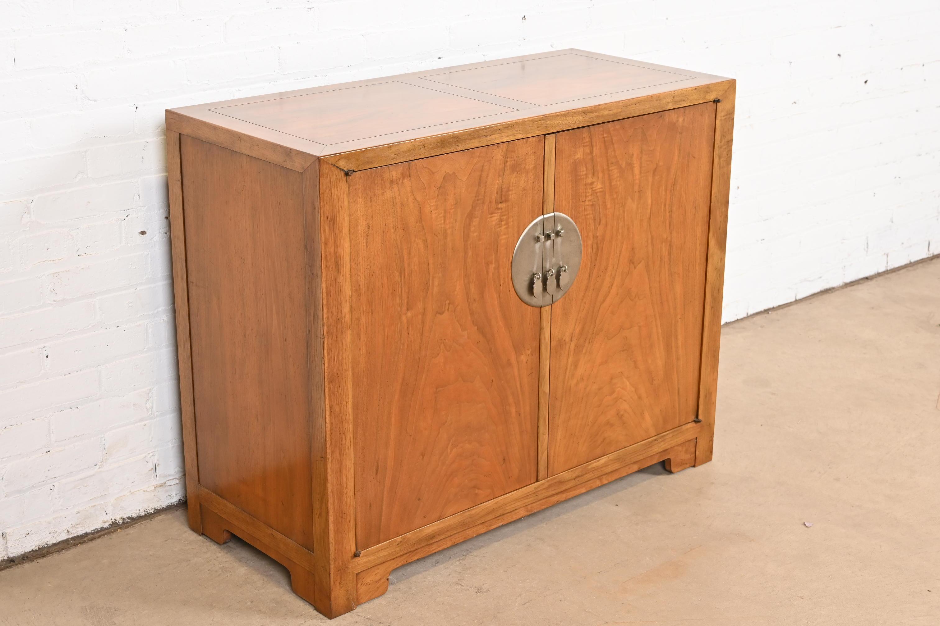 Michael Taylor per Baker Furniture Mobile da bar in noce sbavato, 1960 In condizioni buone in vendita a South Bend, IN