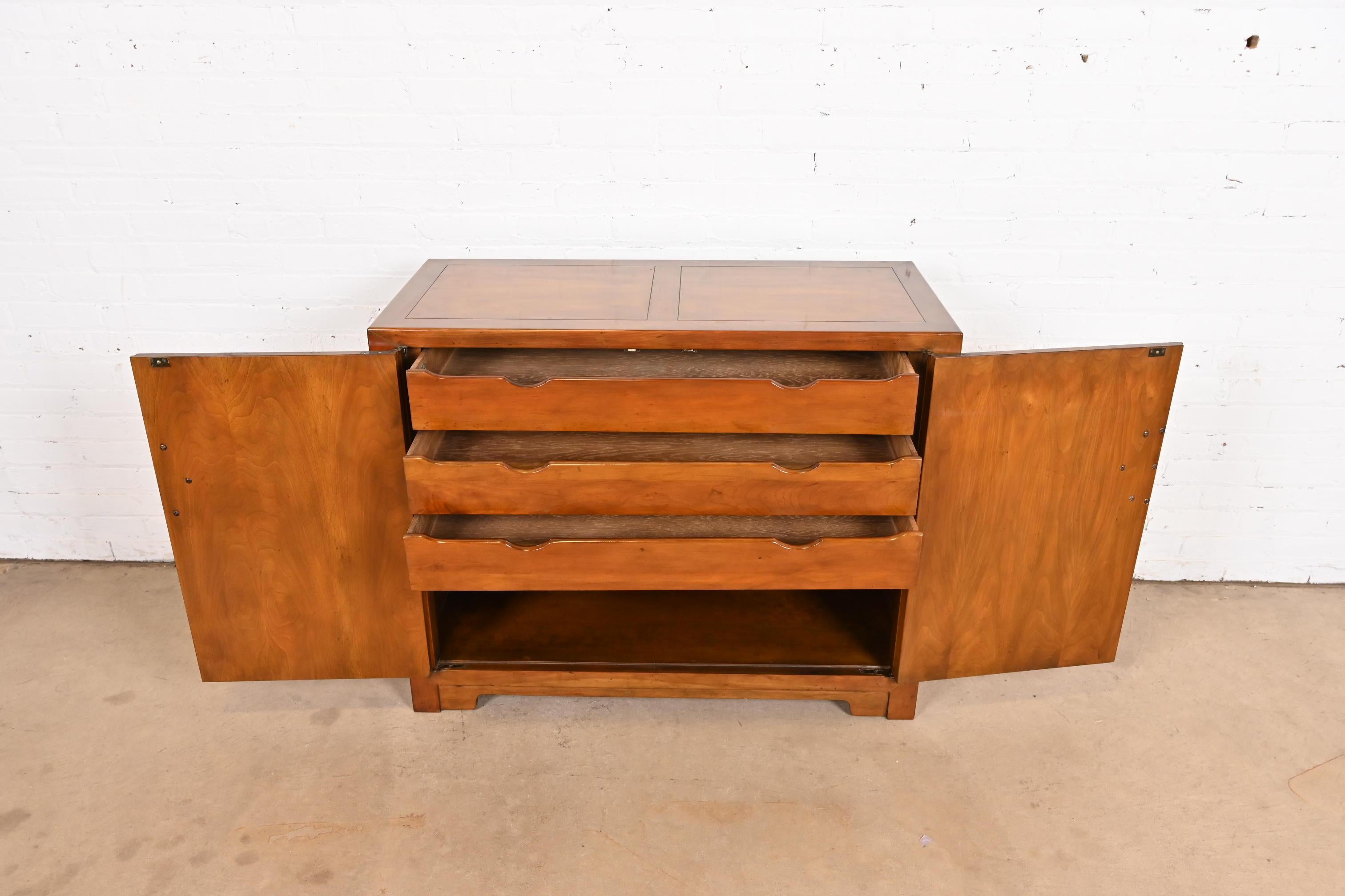 Metà XX secolo Michael Taylor per Baker Furniture Mobile da bar in noce sbavato, 1960 in vendita