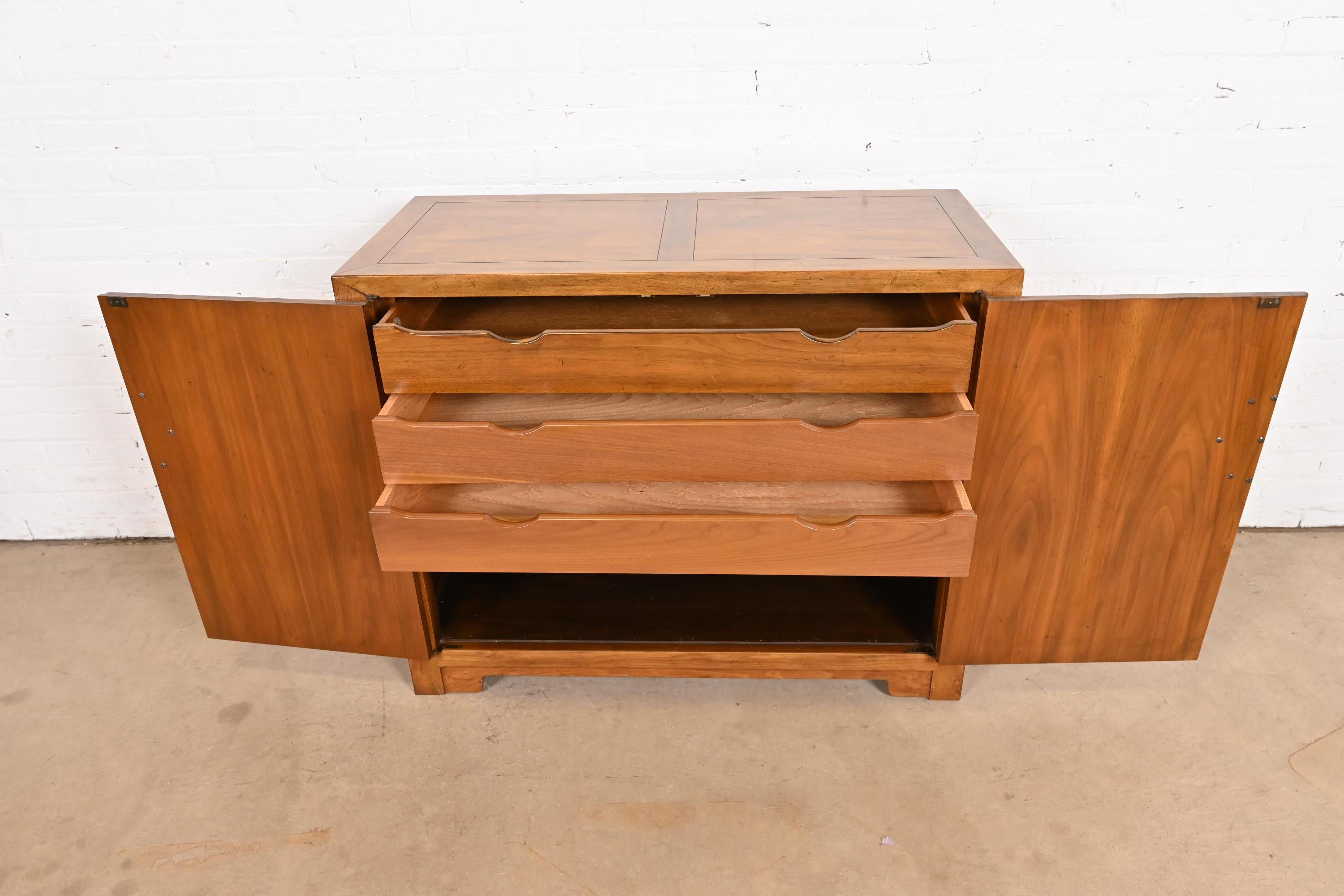 Metà XX secolo Michael Taylor per Baker Furniture Mobile da bar in noce sbavato, 1960 in vendita
