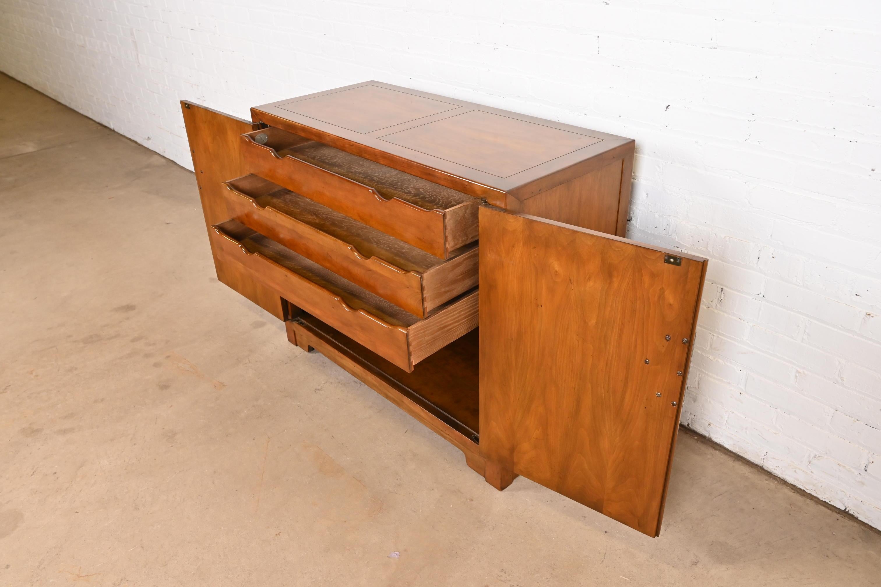 Noce Michael Taylor per Baker Furniture Mobile da bar in noce sbavato, 1960 in vendita