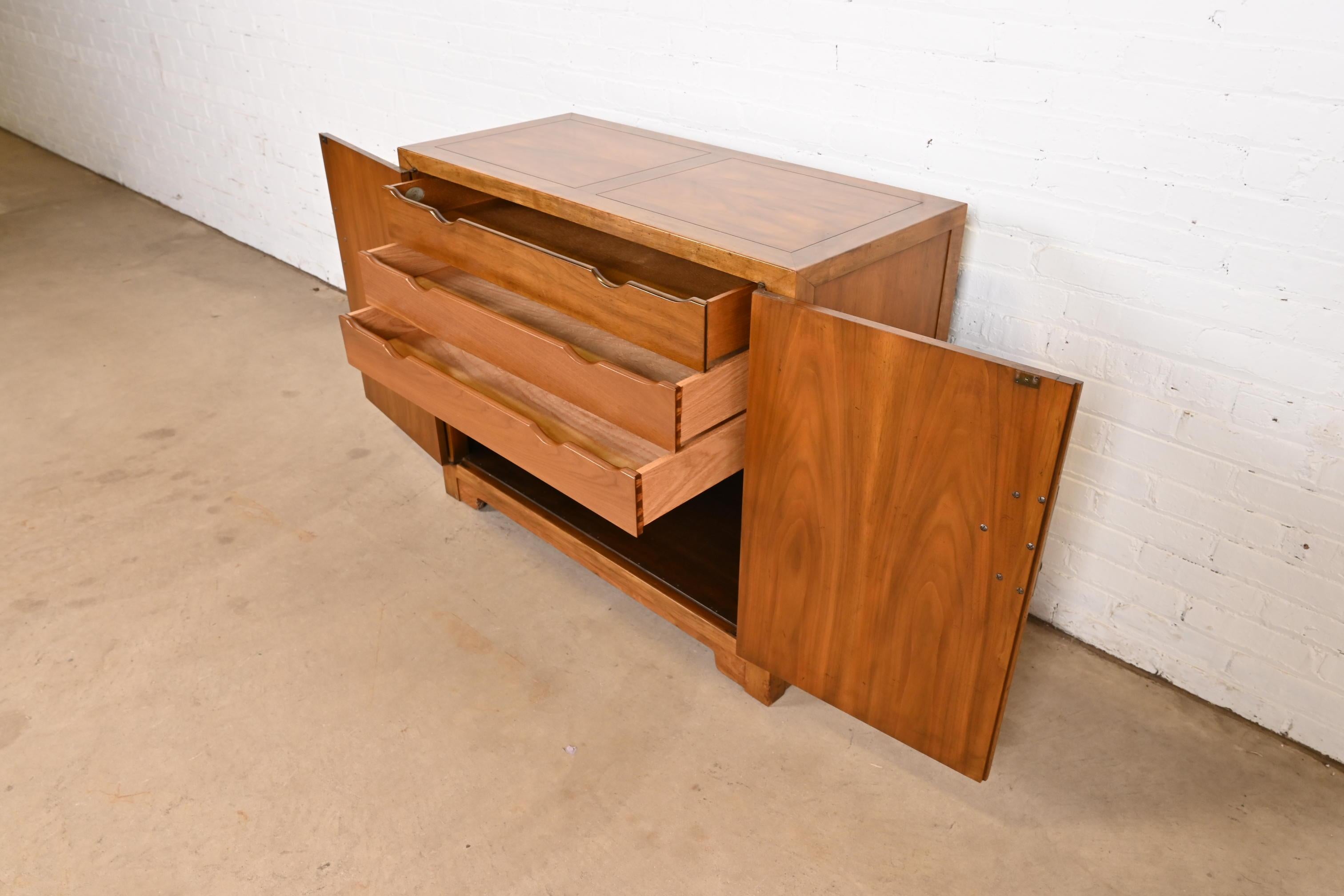 Noce Michael Taylor per Baker Furniture Mobile da bar in noce sbavato, 1960 in vendita