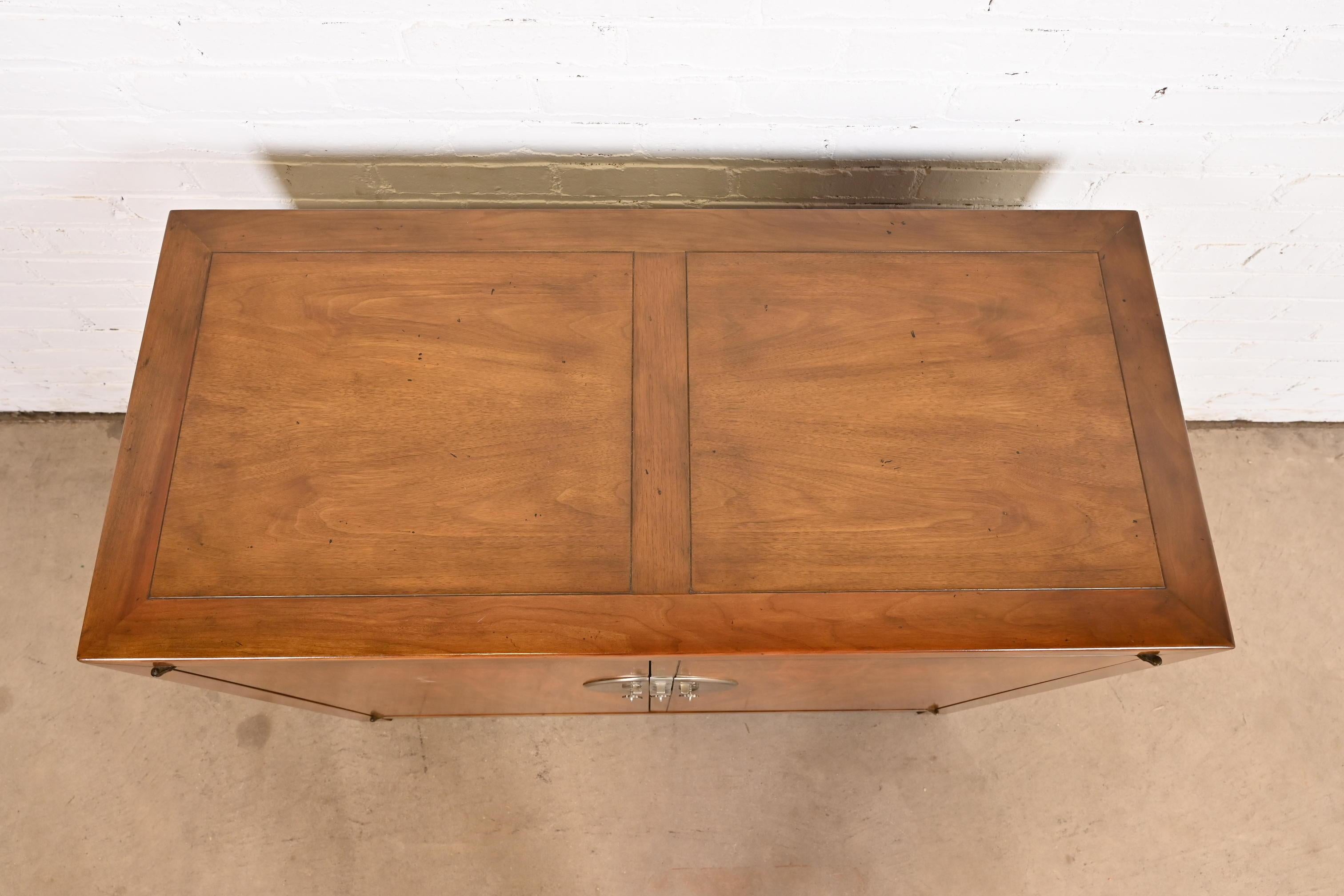 Michael Taylor per Baker Furniture Mobile da bar in noce sbavato, 1960 in vendita 2